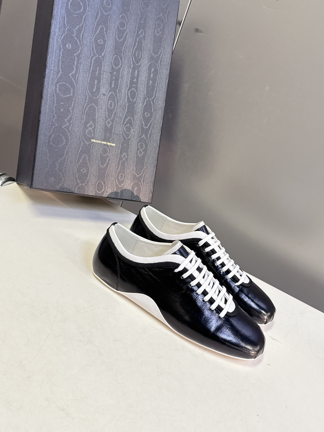 Dries Van Noten2026春夏复古德训鞋极简平底休闲鞋属于复古德训鞋极简平底休闲鞋，鞋型为低