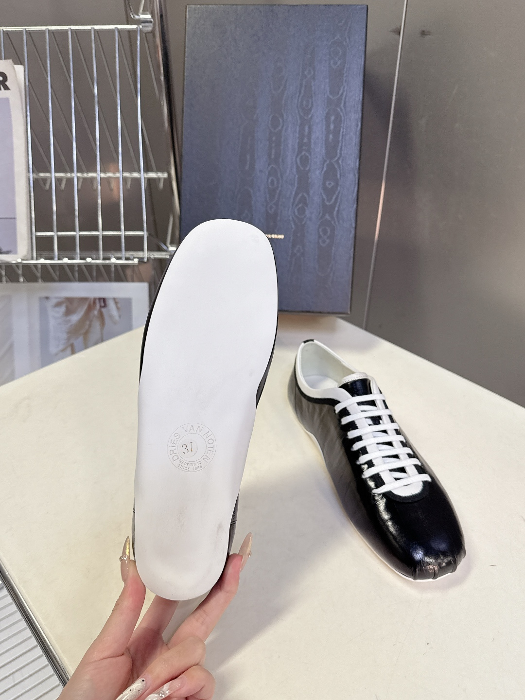 Dries Van Noten2026春夏复古德训鞋极简平底休闲鞋属于复古德训鞋极简平底休闲鞋，鞋型为低