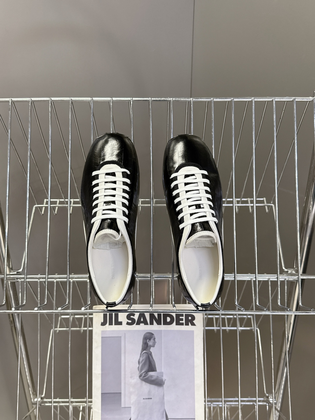 Dries Van Noten2026春夏复古德训鞋极简平底休闲鞋属于复古德训鞋极简平底休闲鞋，鞋型为低