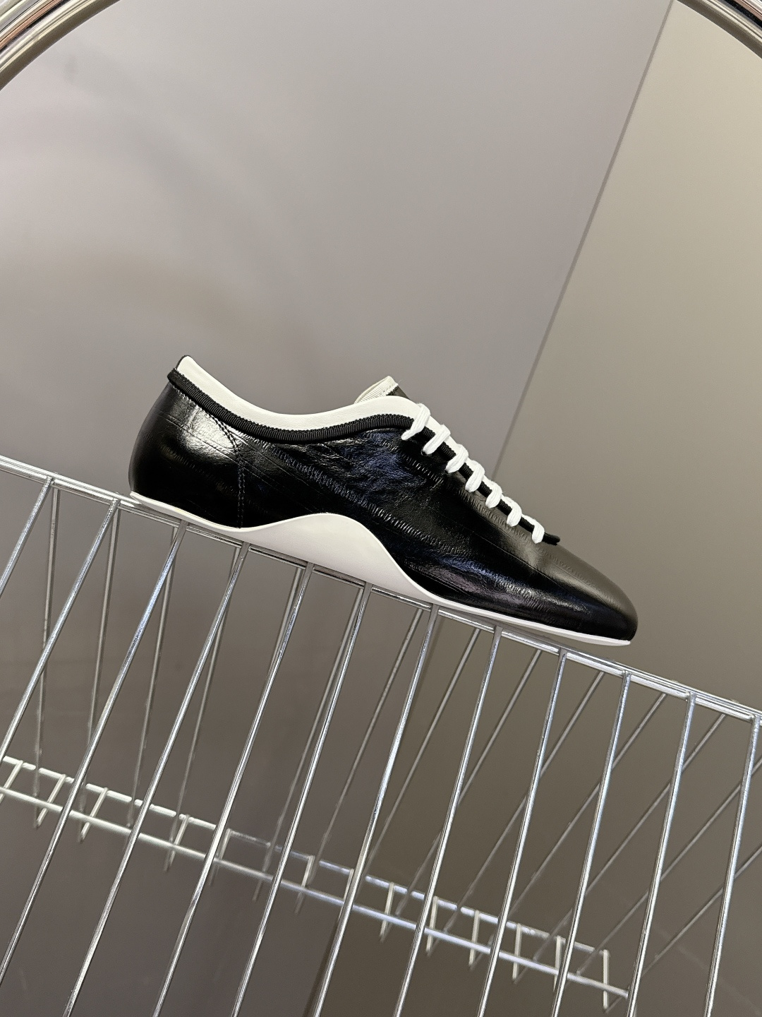 Dries Van Noten2026春夏复古德训鞋极简平底休闲鞋属于复古德训鞋极简平底休闲鞋，鞋型为低