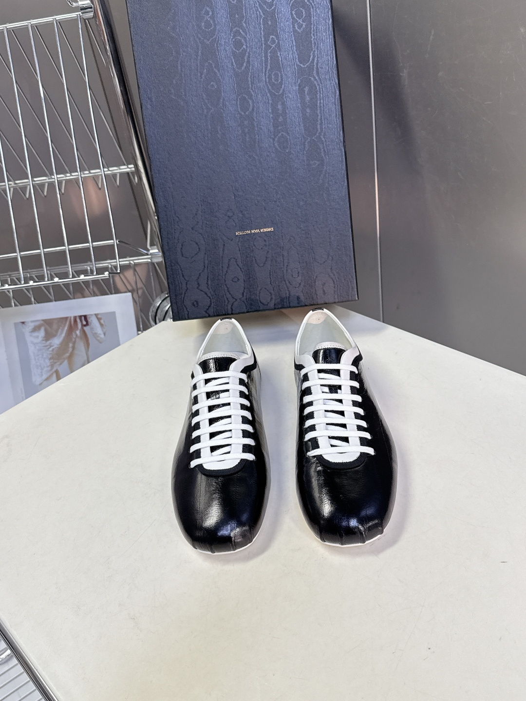 Dries Van Noten2026春夏复古德训鞋极简平底休闲鞋属于复古德训鞋极简平底休闲鞋，鞋型为低