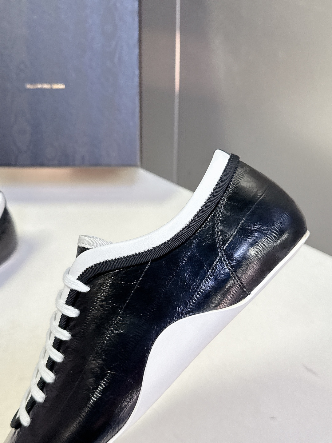 Dries Van Noten2026春夏复古德训鞋极简平底休闲鞋属于复古德训鞋极简平底休闲鞋，鞋型为低