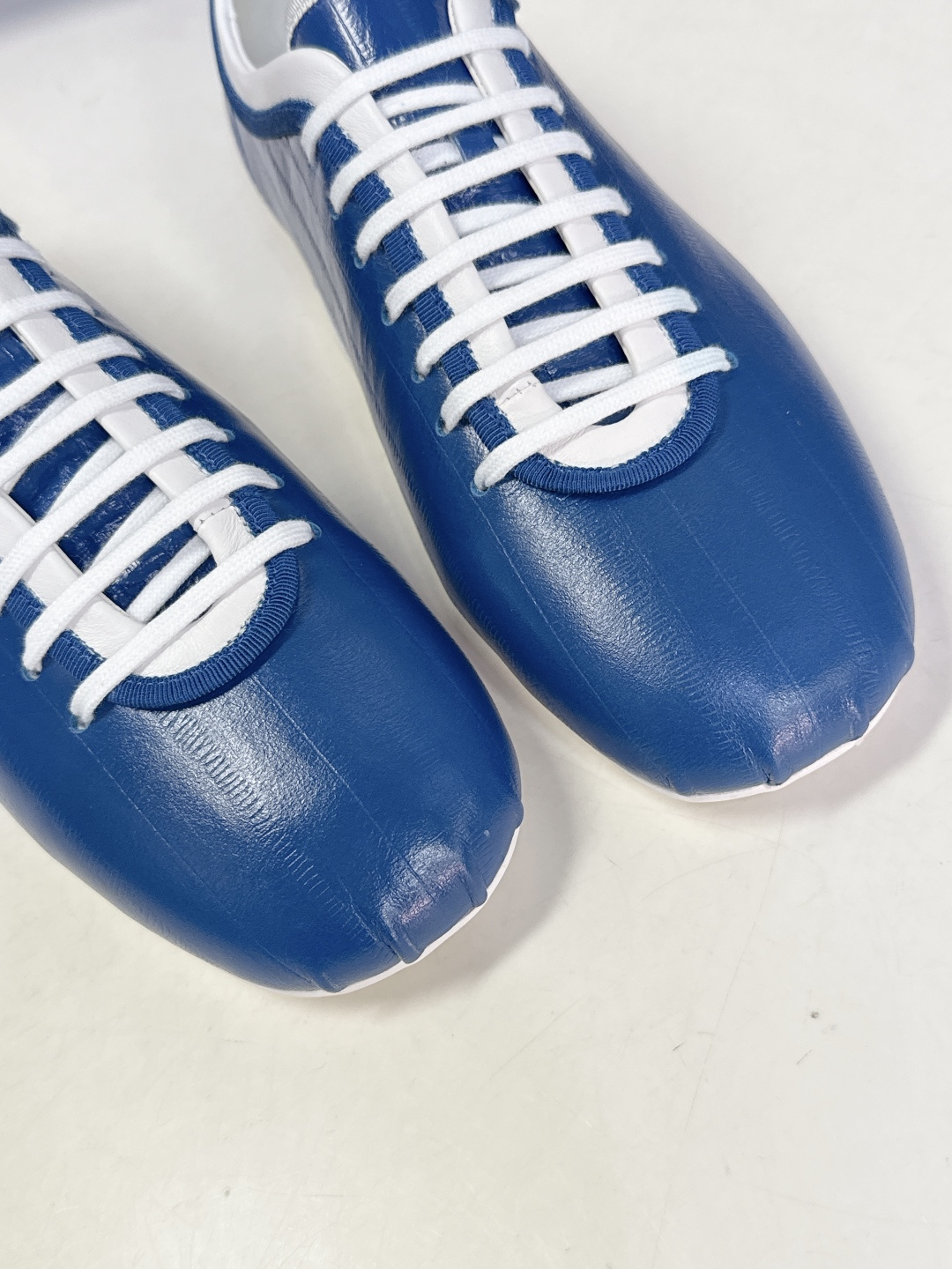 Dries Van Noten2026春夏复古德训鞋极简平底休闲鞋属于复古德训鞋极简平底休闲鞋，鞋型为低