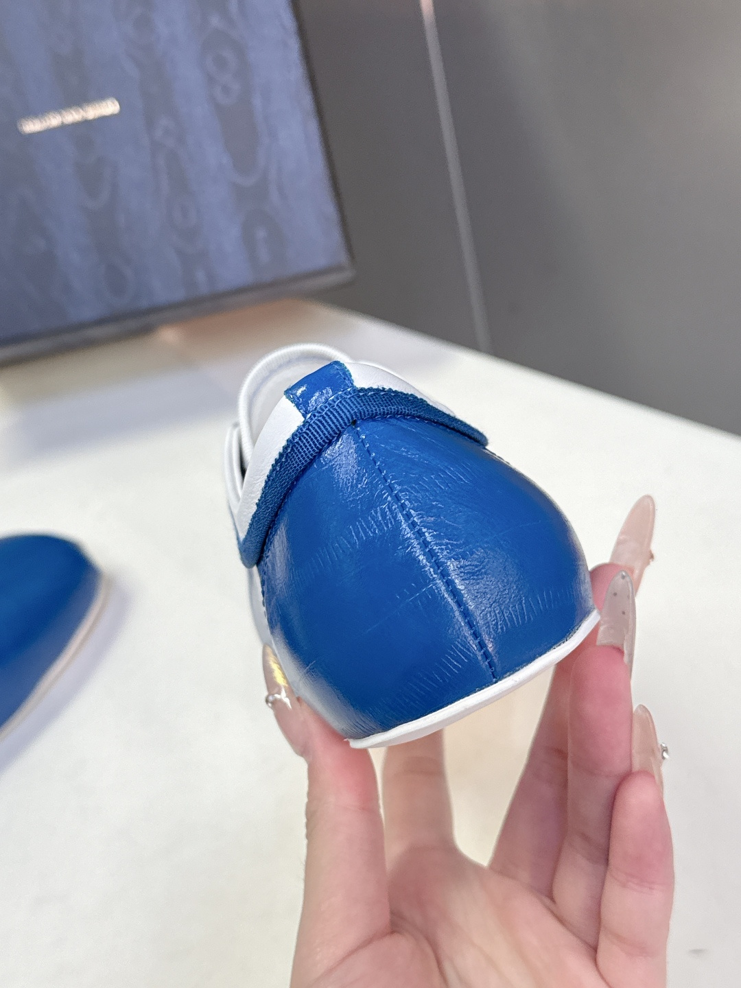 Dries Van Noten2026春夏复古德训鞋极简平底休闲鞋属于复古德训鞋极简平底休闲鞋，鞋型为低