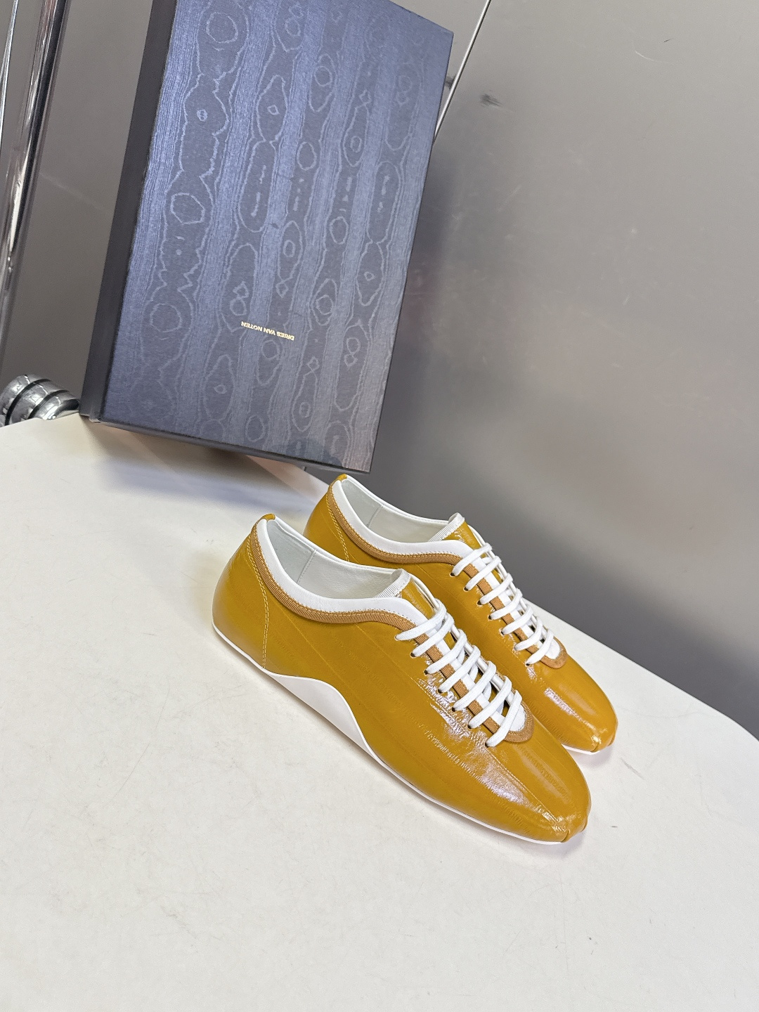 Dries Van Noten2026春夏复古德训鞋极简平底休闲鞋属于复古德训鞋极简平底休闲鞋，鞋型为低