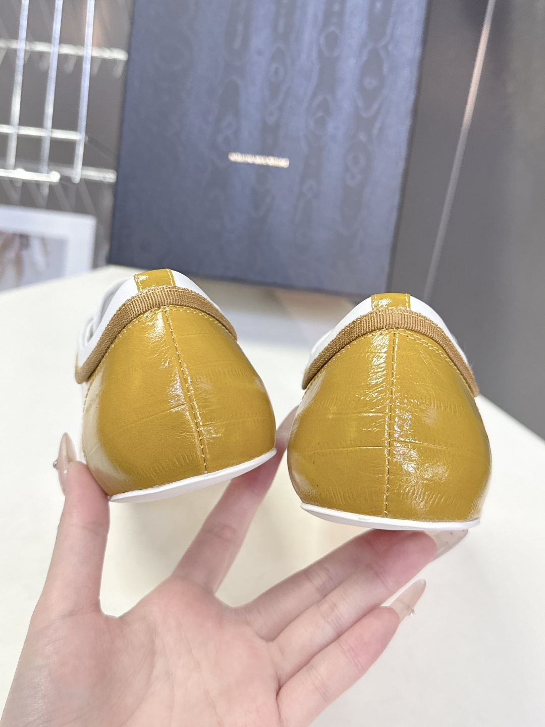 Dries Van Noten2026春夏复古德训鞋极简平底休闲鞋属于复古德训鞋极简平底休闲鞋，鞋型为低