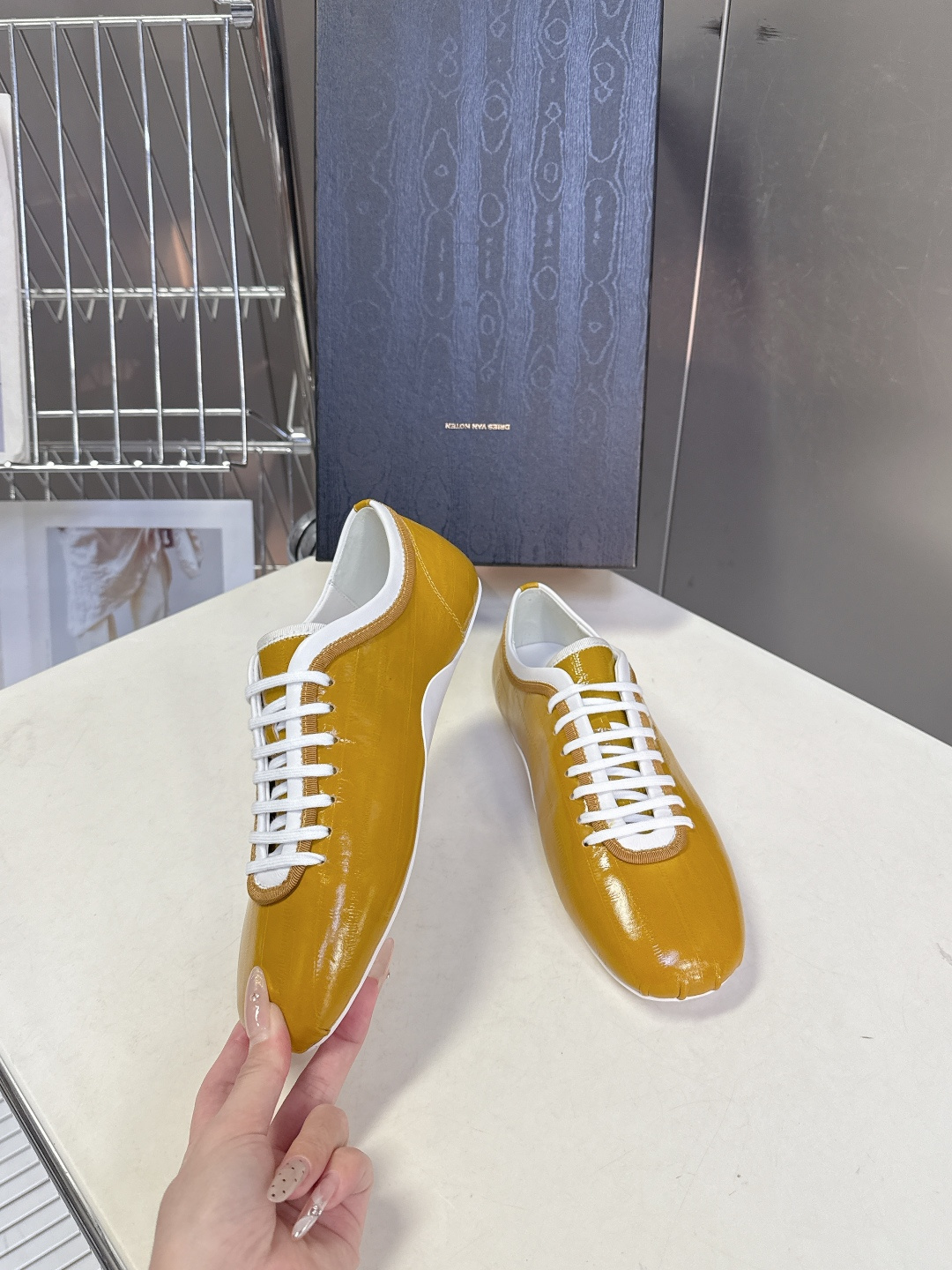 Dries Van Noten2026春夏复古德训鞋极简平底休闲鞋属于复古德训鞋极简平底休闲鞋，鞋型为低