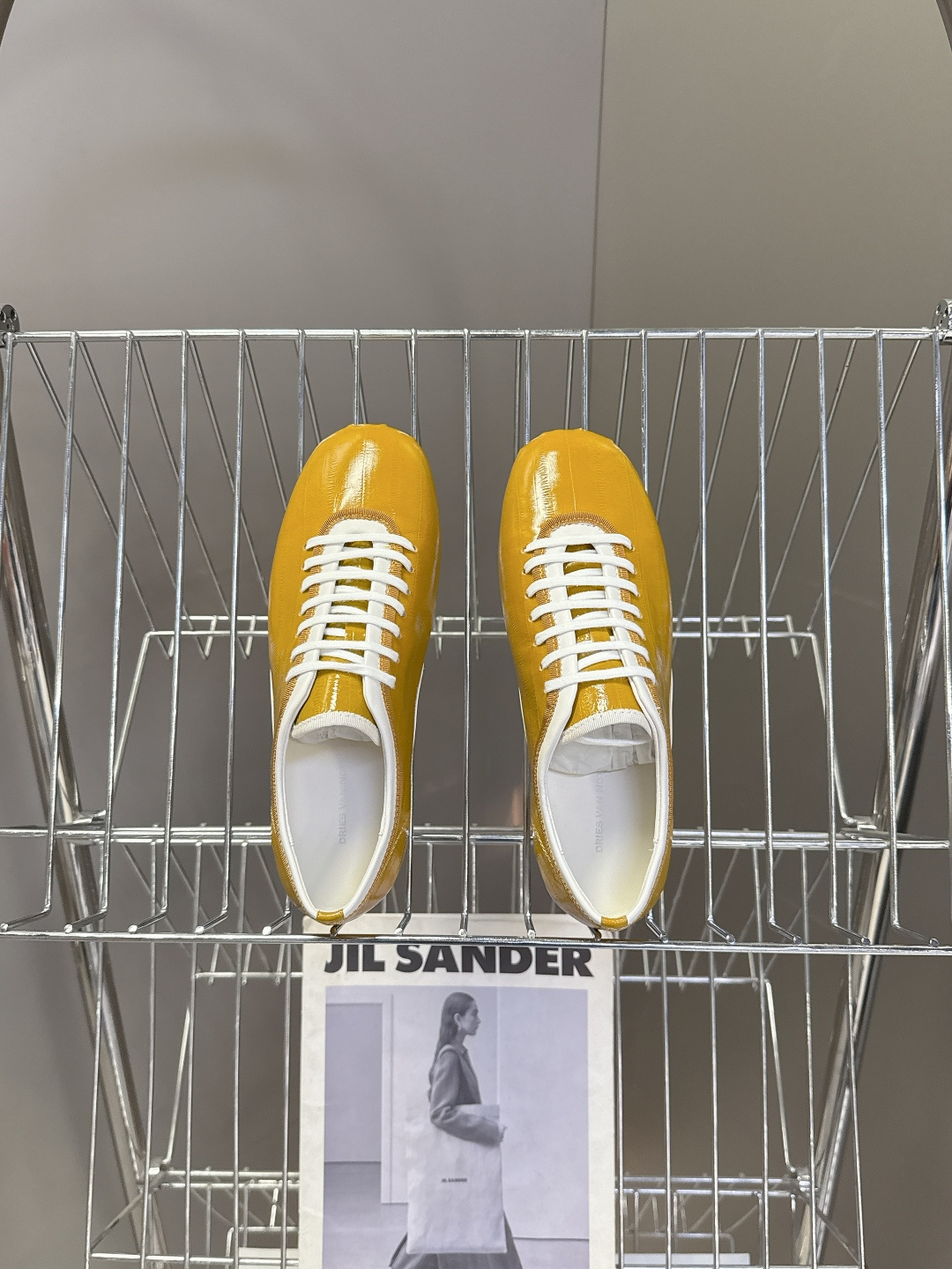 Dries Van Noten2026春夏复古德训鞋极简平底休闲鞋属于复古德训鞋极简平底休闲鞋，鞋型为低