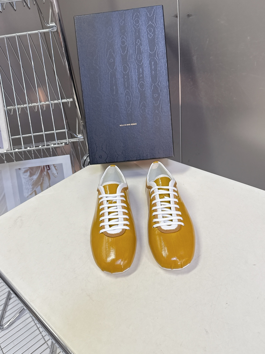 Dries Van Noten2026春夏复古德训鞋极简平底休闲鞋属于复古德训鞋极简平底休闲鞋，鞋型为低