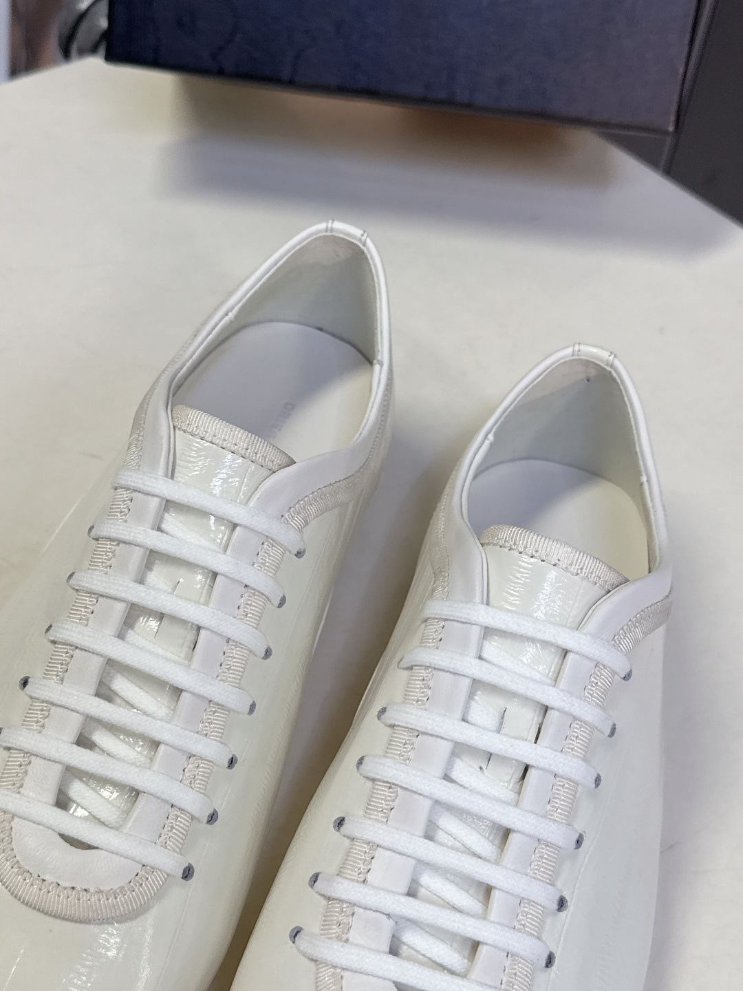 Dries Van Noten2026春夏复古德训鞋极简平底休闲鞋属于复古德训鞋极简平底休闲鞋，鞋型为低