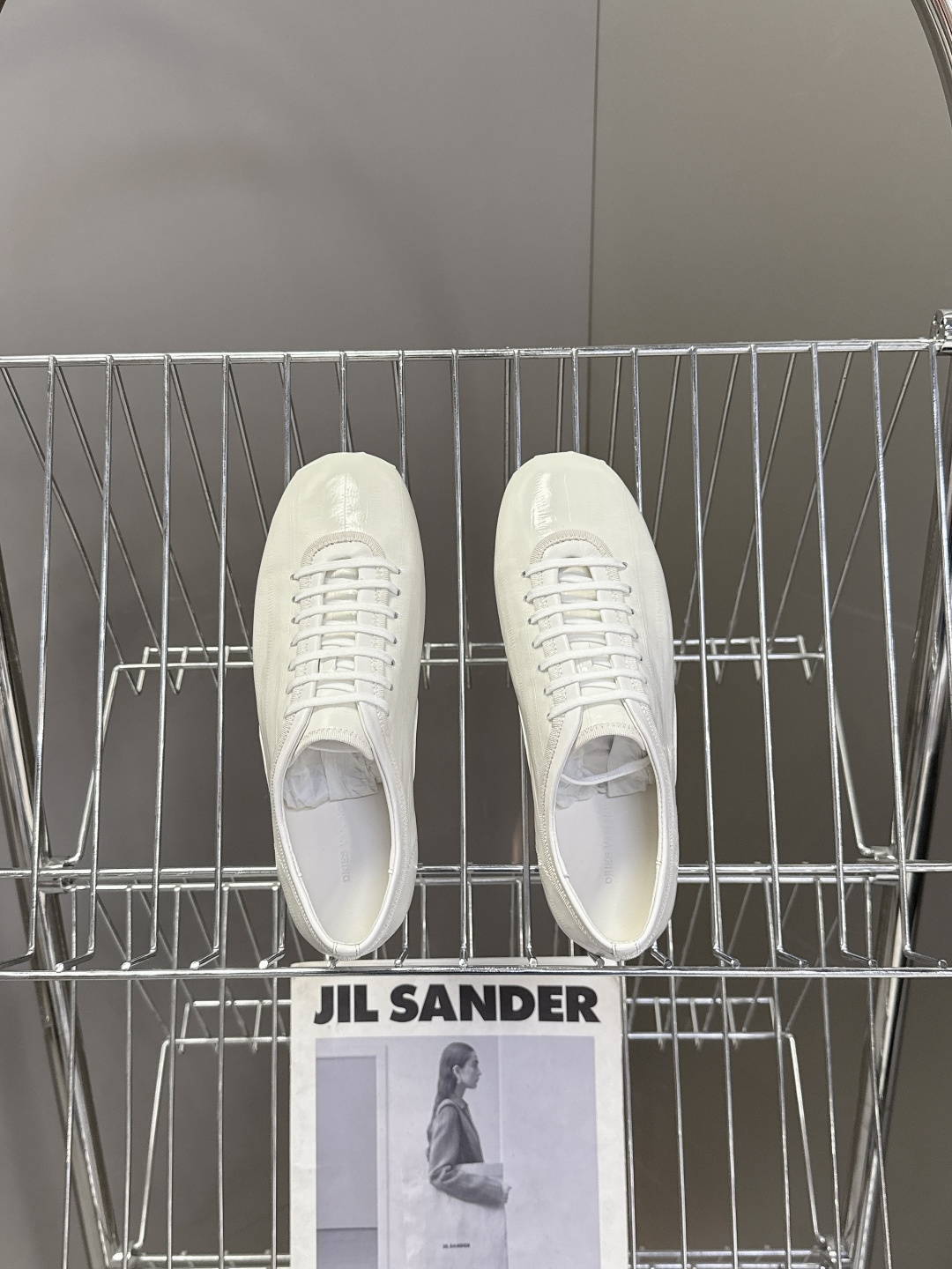 Dries Van Noten2026春夏复古德训鞋极简平底休闲鞋属于复古德训鞋极简平底休闲鞋，鞋型为低