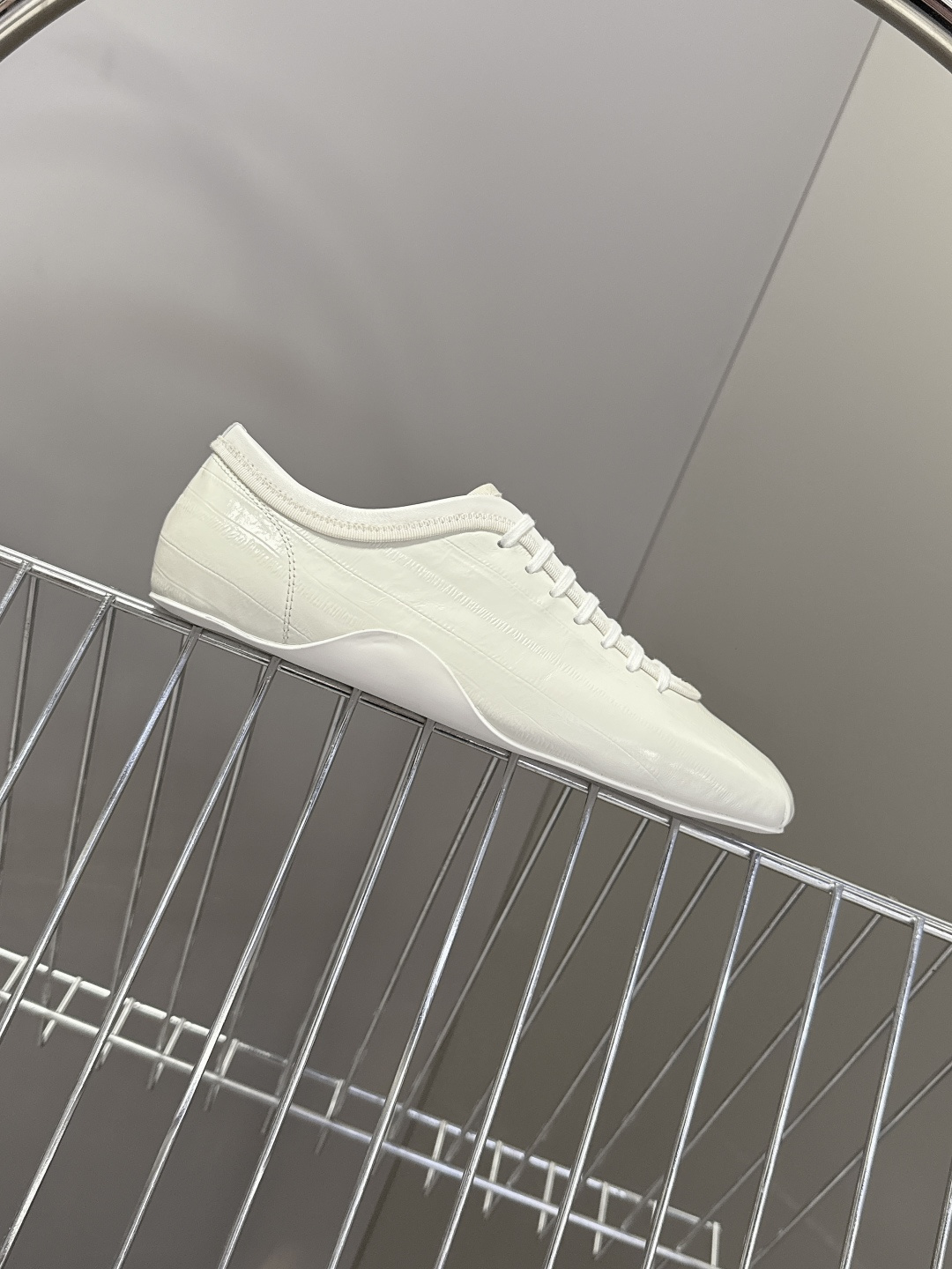 Dries Van Noten2026春夏复古德训鞋极简平底休闲鞋属于复古德训鞋极简平底休闲鞋，鞋型为低