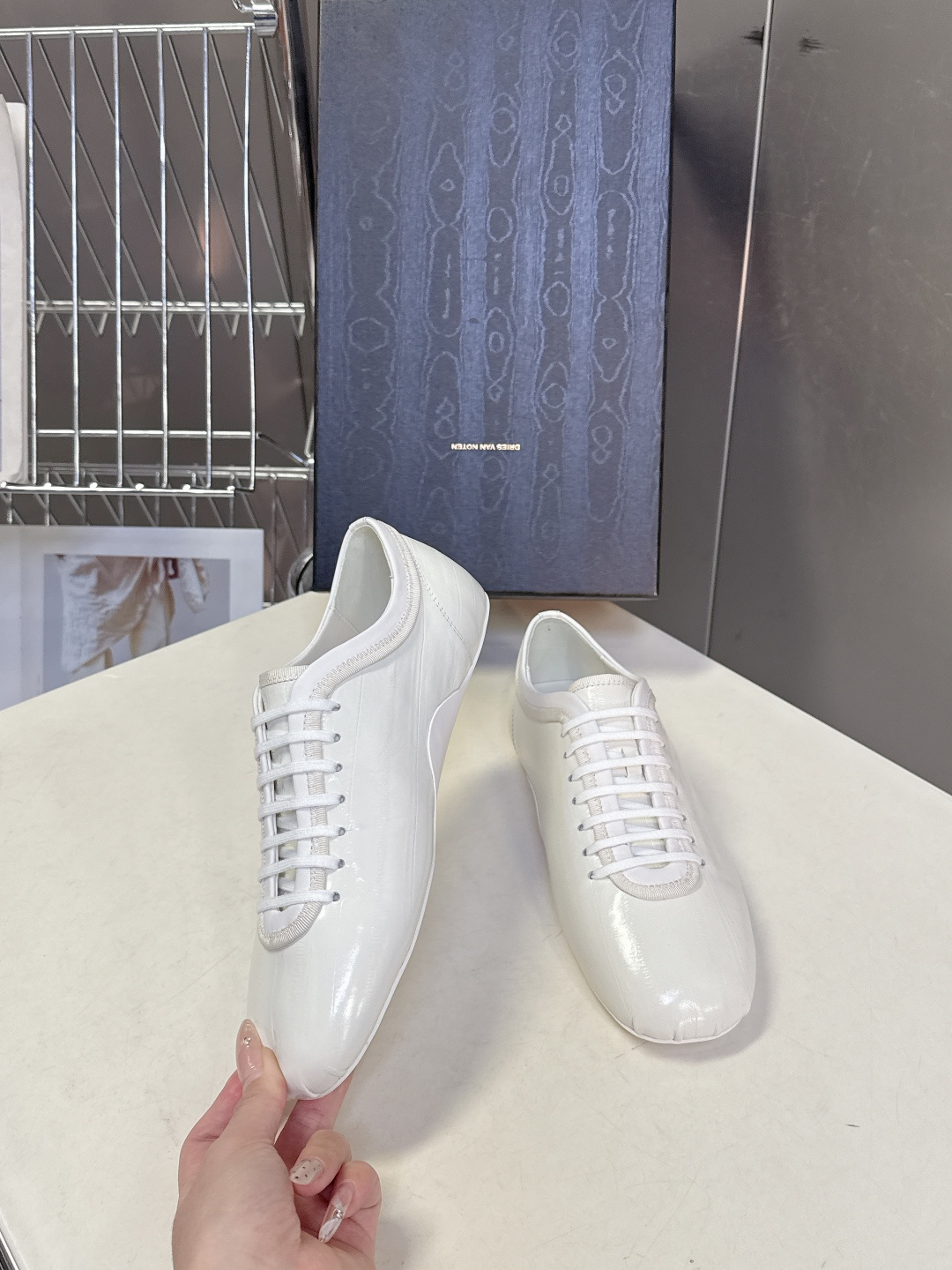 Dries Van Noten2026春夏复古德训鞋极简平底休闲鞋属于复古德训鞋极简平底休闲鞋，鞋型为低