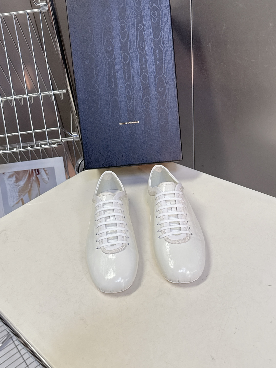 Dries Van Noten2026春夏复古德训鞋极简平底休闲鞋属于复古德训鞋极简平底休闲鞋，鞋型为低