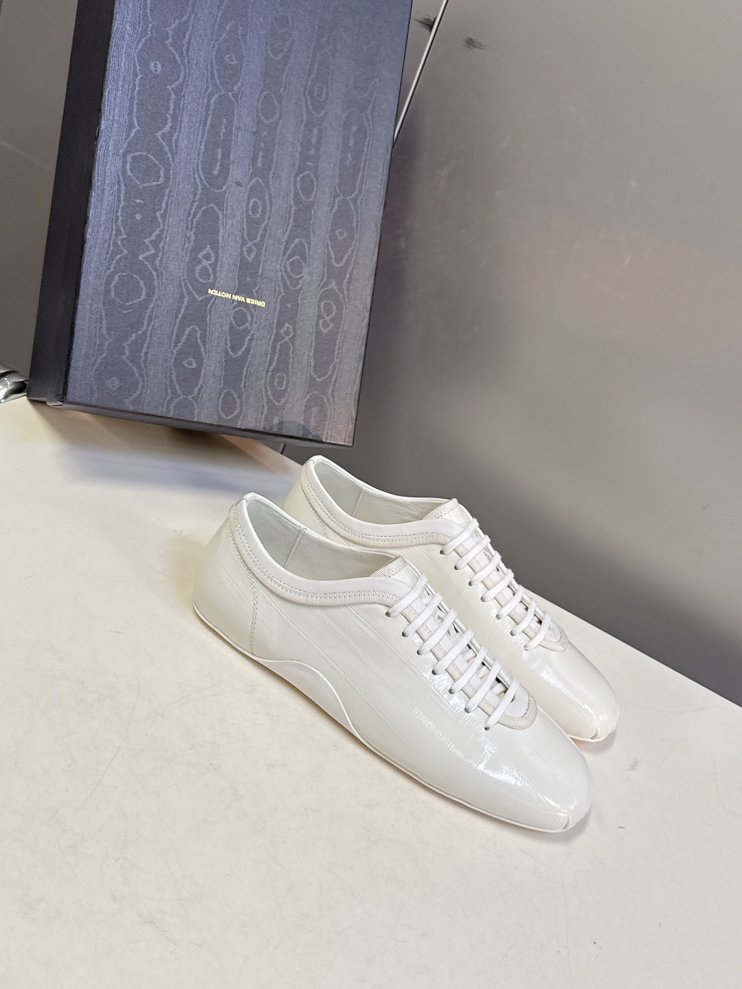 Dries Van Noten2026春夏复古德训鞋极简平底休闲鞋属于复古德训鞋极简平底休闲鞋，鞋型为低