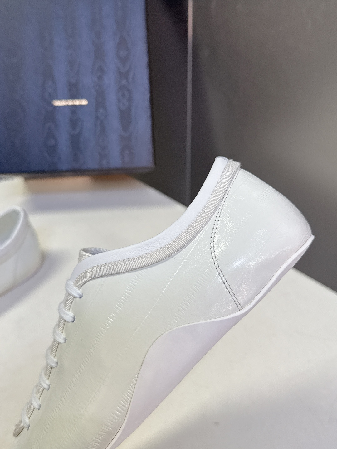 Dries Van Noten2026春夏复古德训鞋极简平底休闲鞋属于复古德训鞋极简平底休闲鞋，鞋型为低