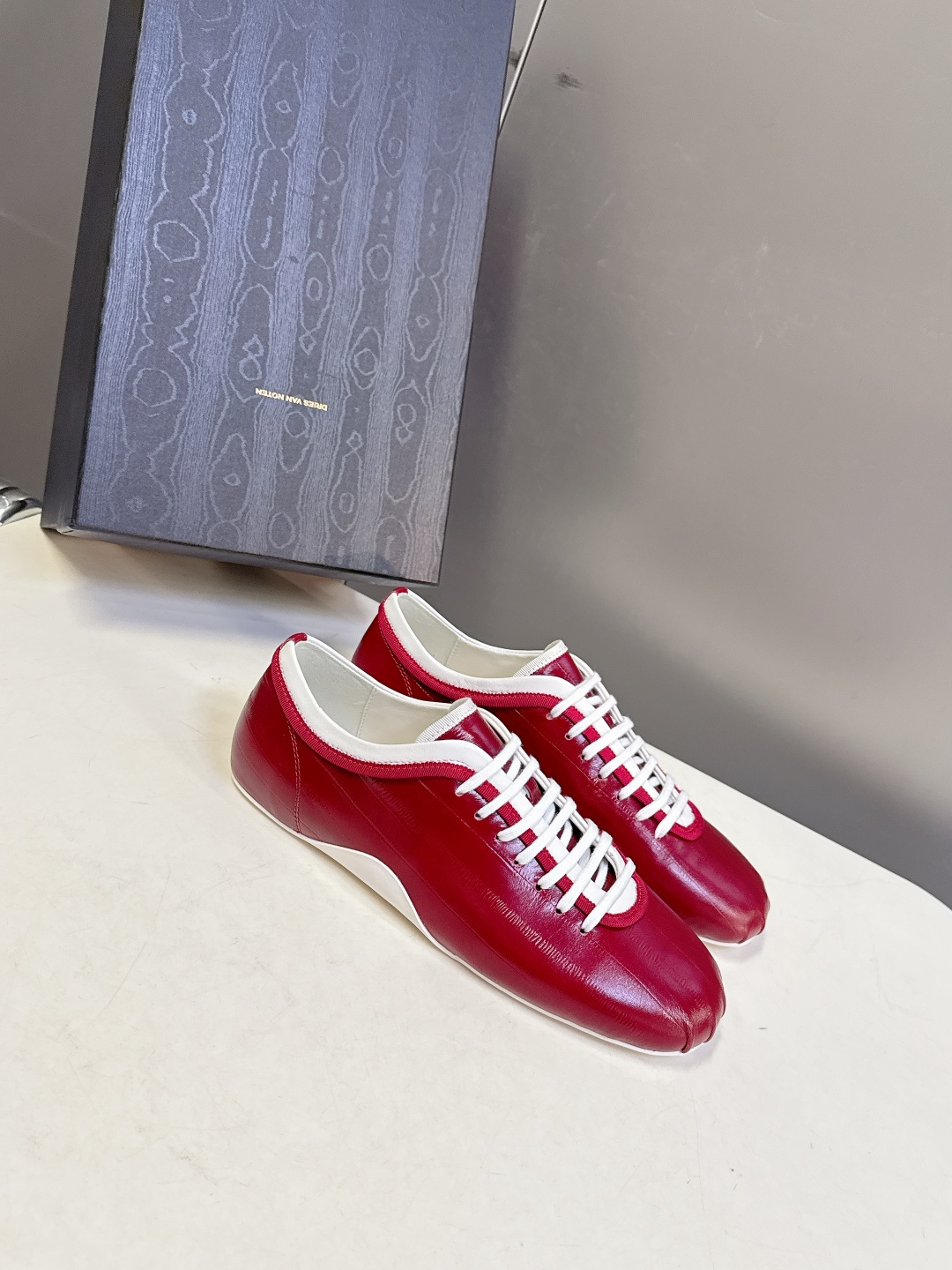 Dries Van Noten2026春夏复古德训鞋极简平底休闲鞋属于复古德训鞋极简平底休闲鞋，鞋型为低