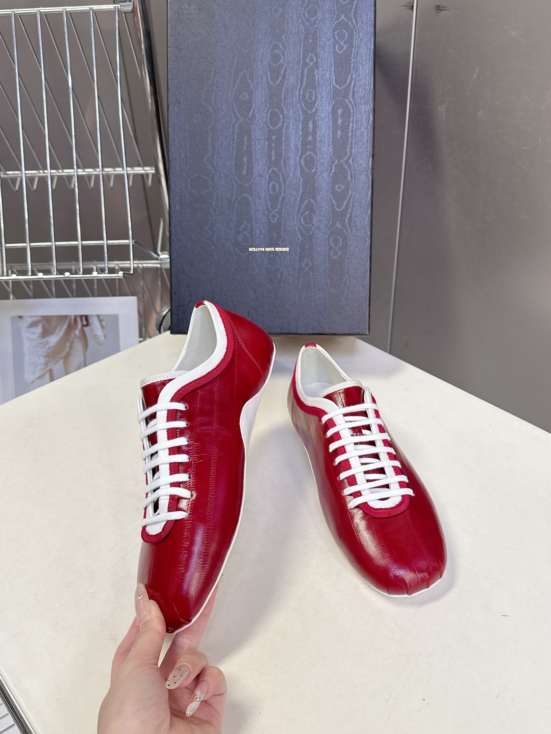 Dries Van Noten2026春夏复古德训鞋极简平底休闲鞋属于复古德训鞋极简平底休闲鞋，鞋型为低