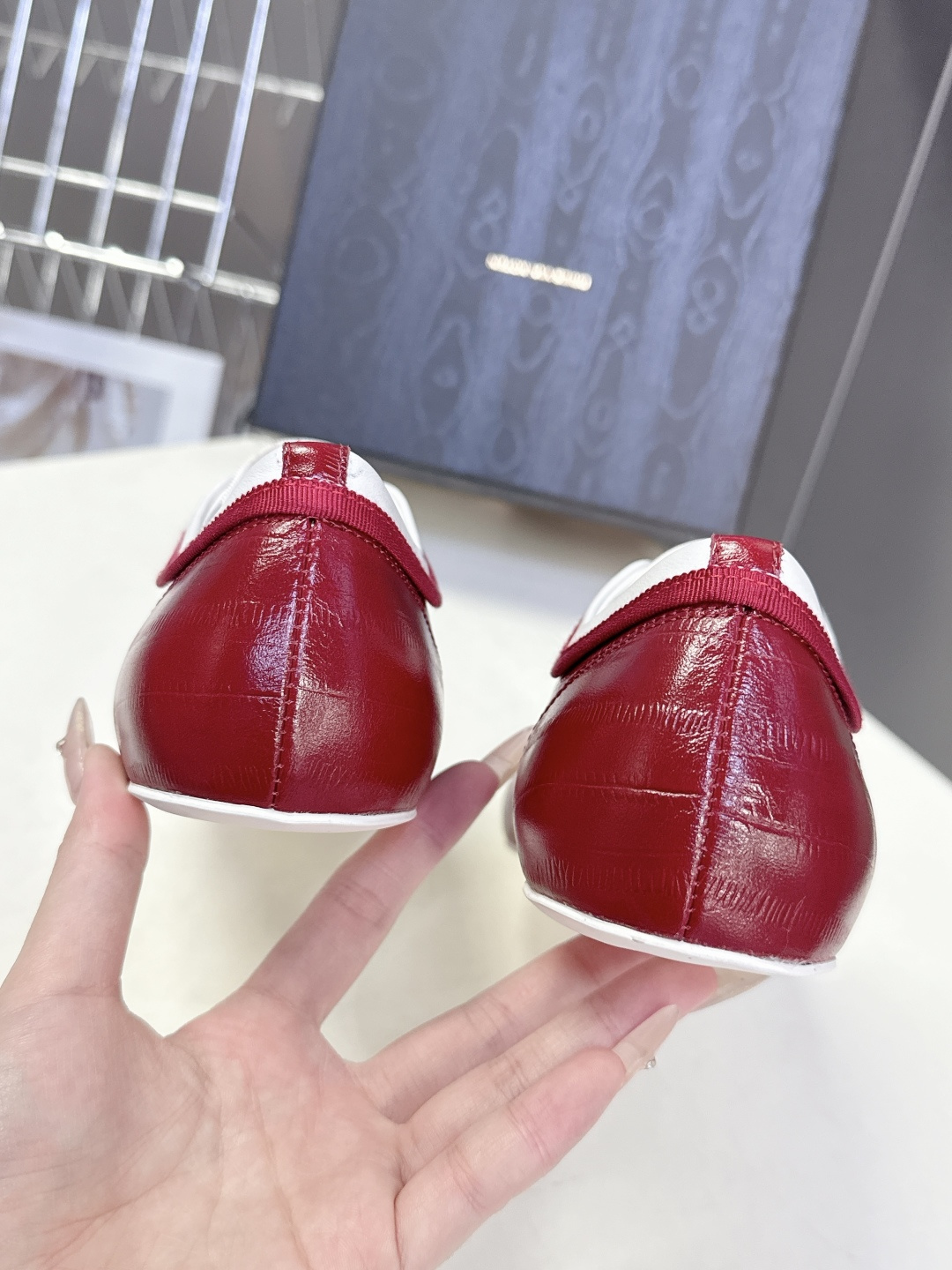 Dries Van Noten2026春夏复古德训鞋极简平底休闲鞋属于复古德训鞋极简平底休闲鞋，鞋型为低