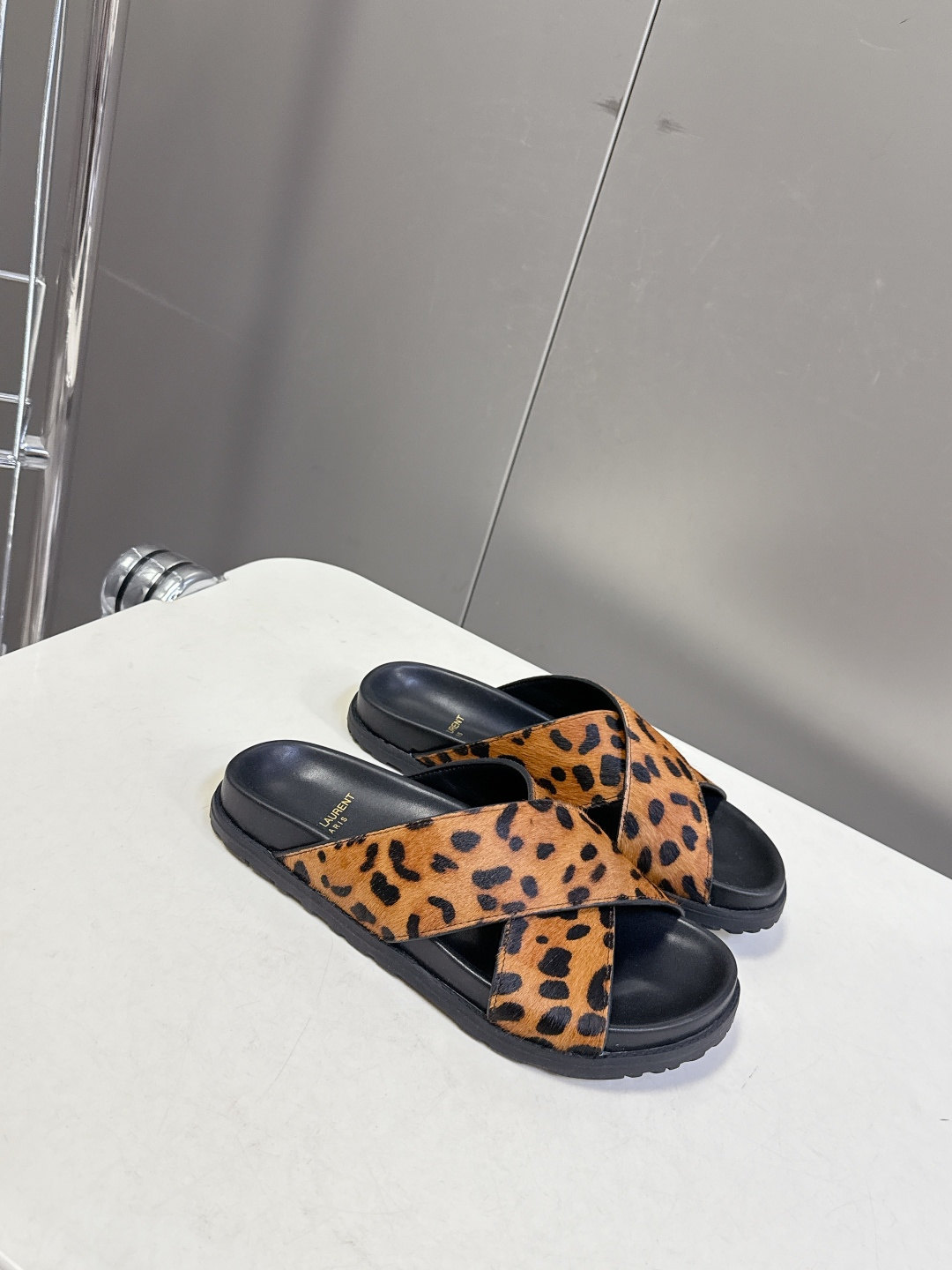 Saint Laurent 圣罗兰YSL最新款凉拖鞋 超多明星网红种草 简约的鞋型搭配大胆的动物纹印花和