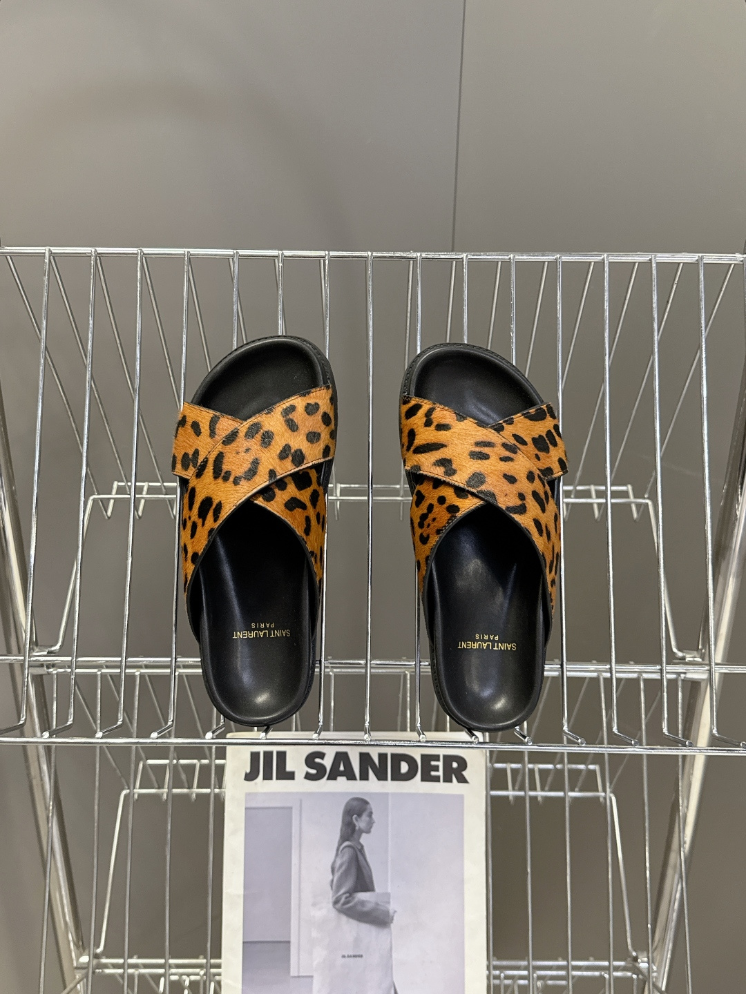 Saint Laurent 圣罗兰YSL最新款凉拖鞋 超多明星网红种草 简约的鞋型搭配大胆的动物纹印花和