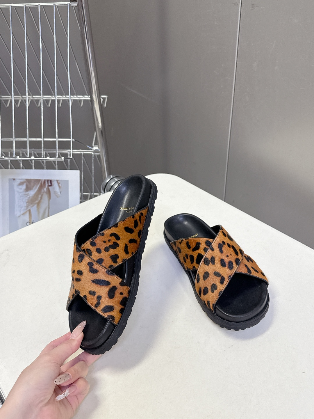 Saint Laurent 圣罗兰YSL最新款凉拖鞋 超多明星网红种草 简约的鞋型搭配大胆的动物纹印花和