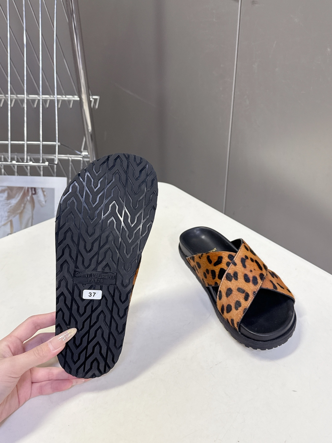 Saint Laurent 圣罗兰YSL最新款凉拖鞋 超多明星网红种草 简约的鞋型搭配大胆的动物纹印花和