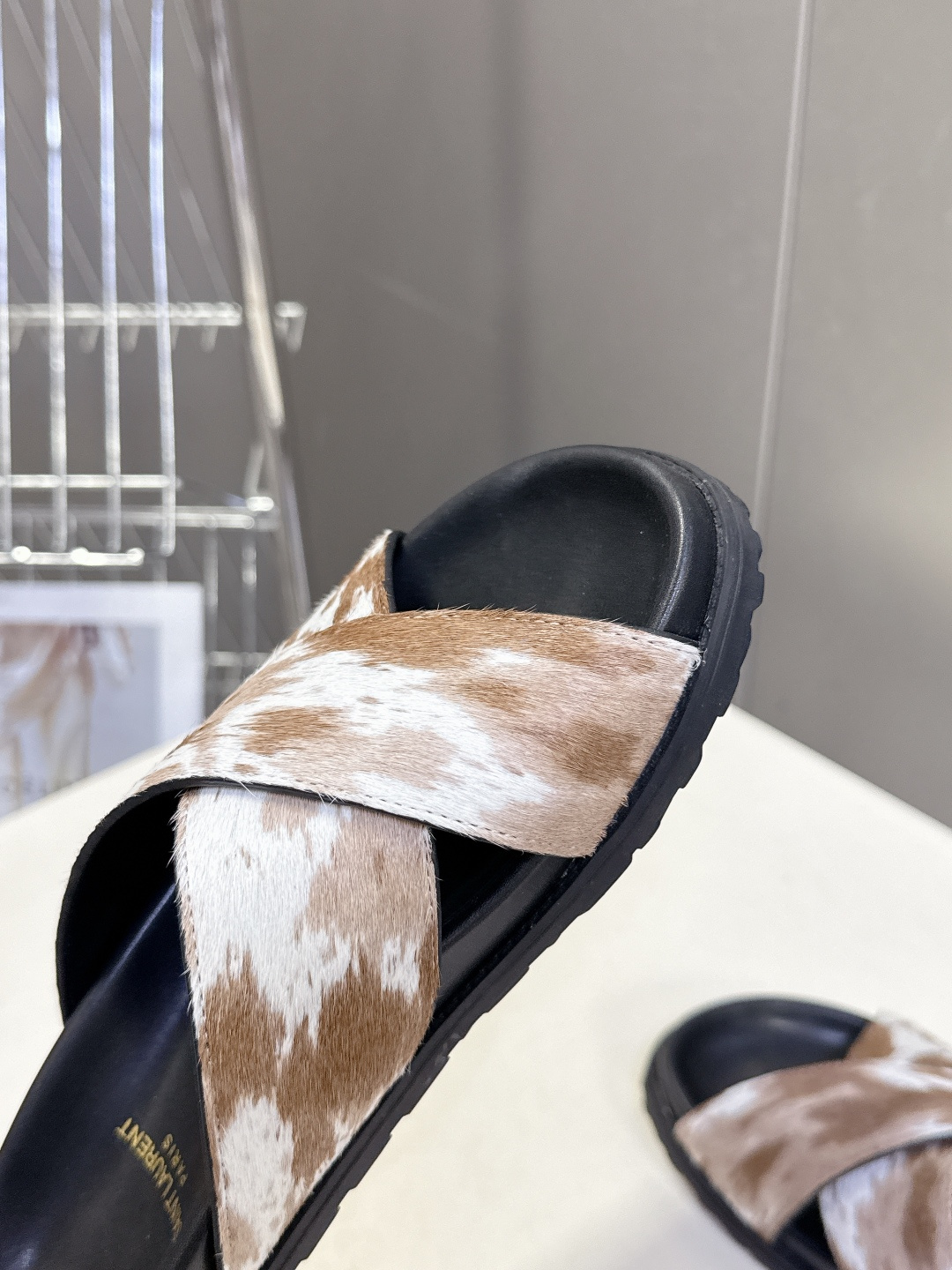 Saint Laurent 圣罗兰YSL最新款凉拖鞋 超多明星网红种草 简约的鞋型搭配大胆的动物纹印花和