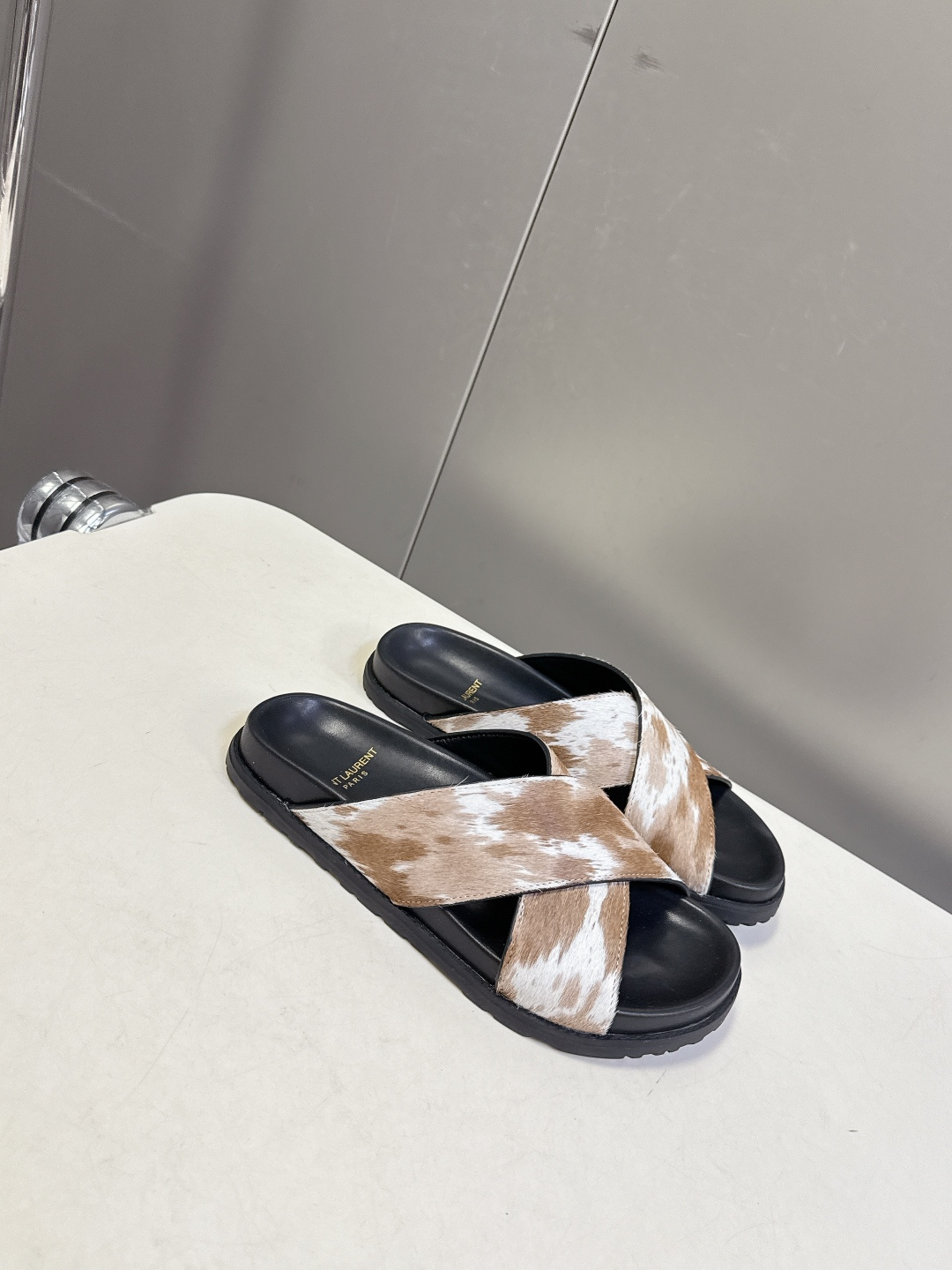 Saint Laurent 圣罗兰YSL最新款凉拖鞋 超多明星网红种草 简约的鞋型搭配大胆的动物纹印花和