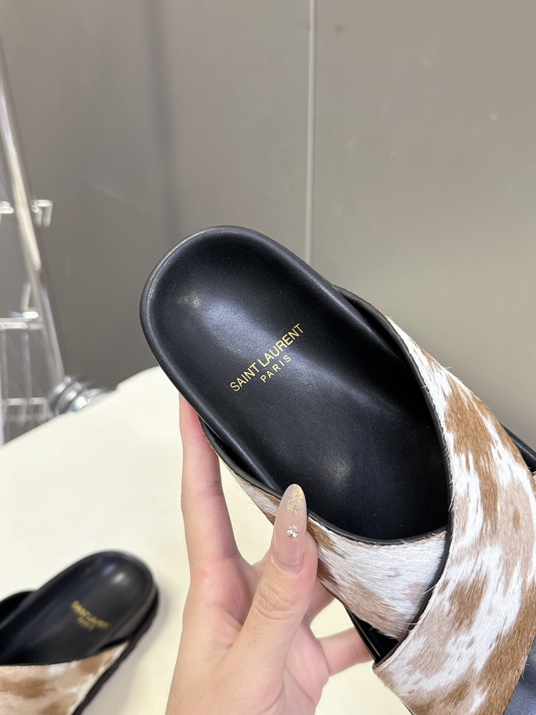 Saint Laurent 圣罗兰YSL最新款凉拖鞋 超多明星网红种草 简约的鞋型搭配大胆的动物纹印花和