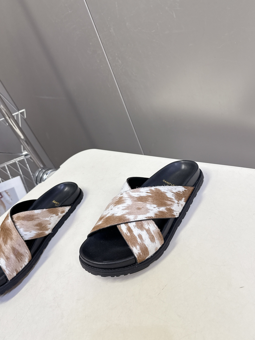 Saint Laurent 圣罗兰YSL最新款凉拖鞋 超多明星网红种草 简约的鞋型搭配大胆的动物纹印花和