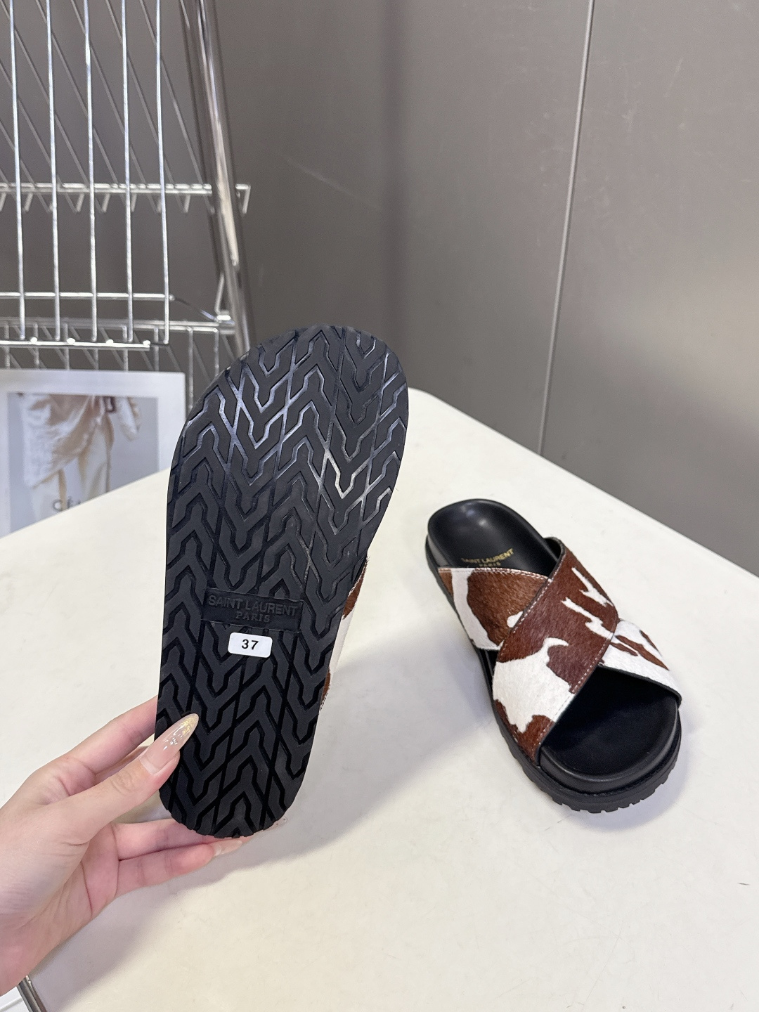 Saint Laurent 圣罗兰YSL最新款凉拖鞋 超多明星网红种草 简约的鞋型搭配大胆的动物纹印花和