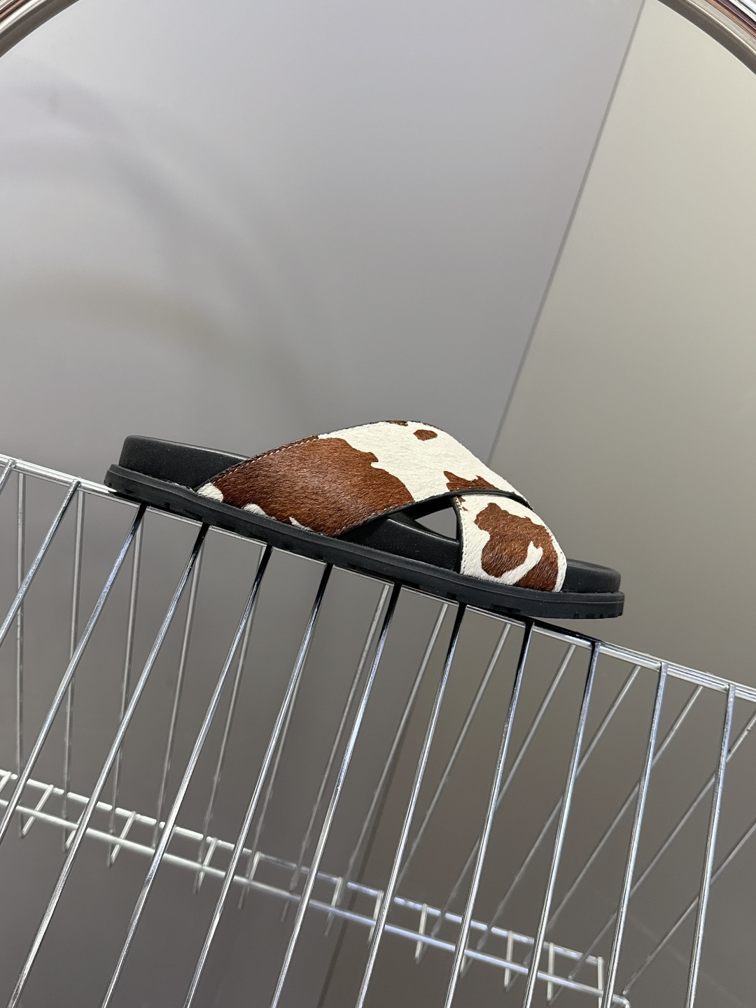 Saint Laurent 圣罗兰YSL最新款凉拖鞋 超多明星网红种草 简约的鞋型搭配大胆的动物纹印花和