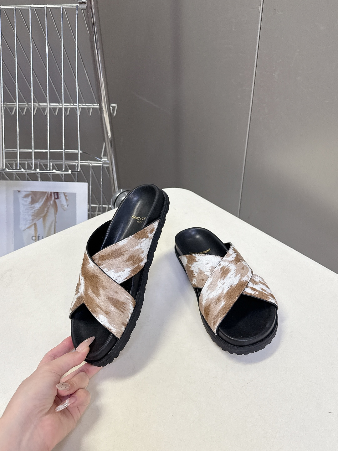 Saint Laurent 圣罗兰YSL最新款凉拖鞋 超多明星网红种草 简约的鞋型搭配大胆的动物纹印花和