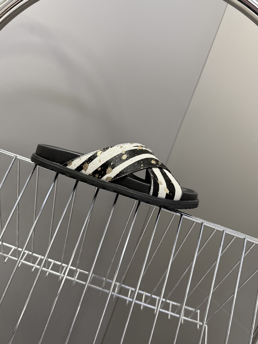 Saint Laurent 圣罗兰YSL最新款凉拖鞋 超多明星网红种草 简约的鞋型搭配大胆的动物纹印花和