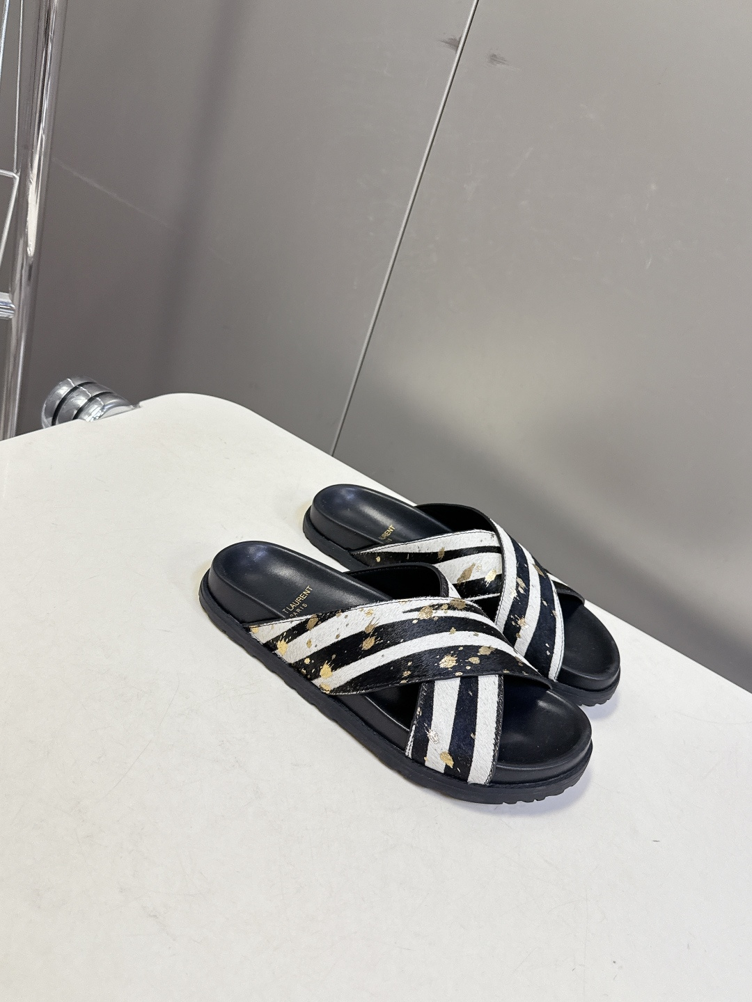 Saint Laurent 圣罗兰YSL最新款凉拖鞋 超多明星网红种草 简约的鞋型搭配大胆的动物纹印花和