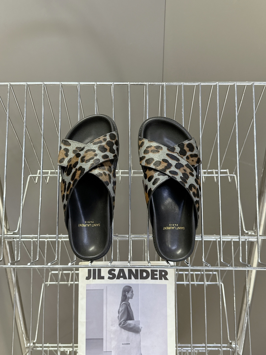 Saint Laurent 圣罗兰YSL最新款凉拖鞋 超多明星网红种草 简约的鞋型搭配大胆的动物纹印花和