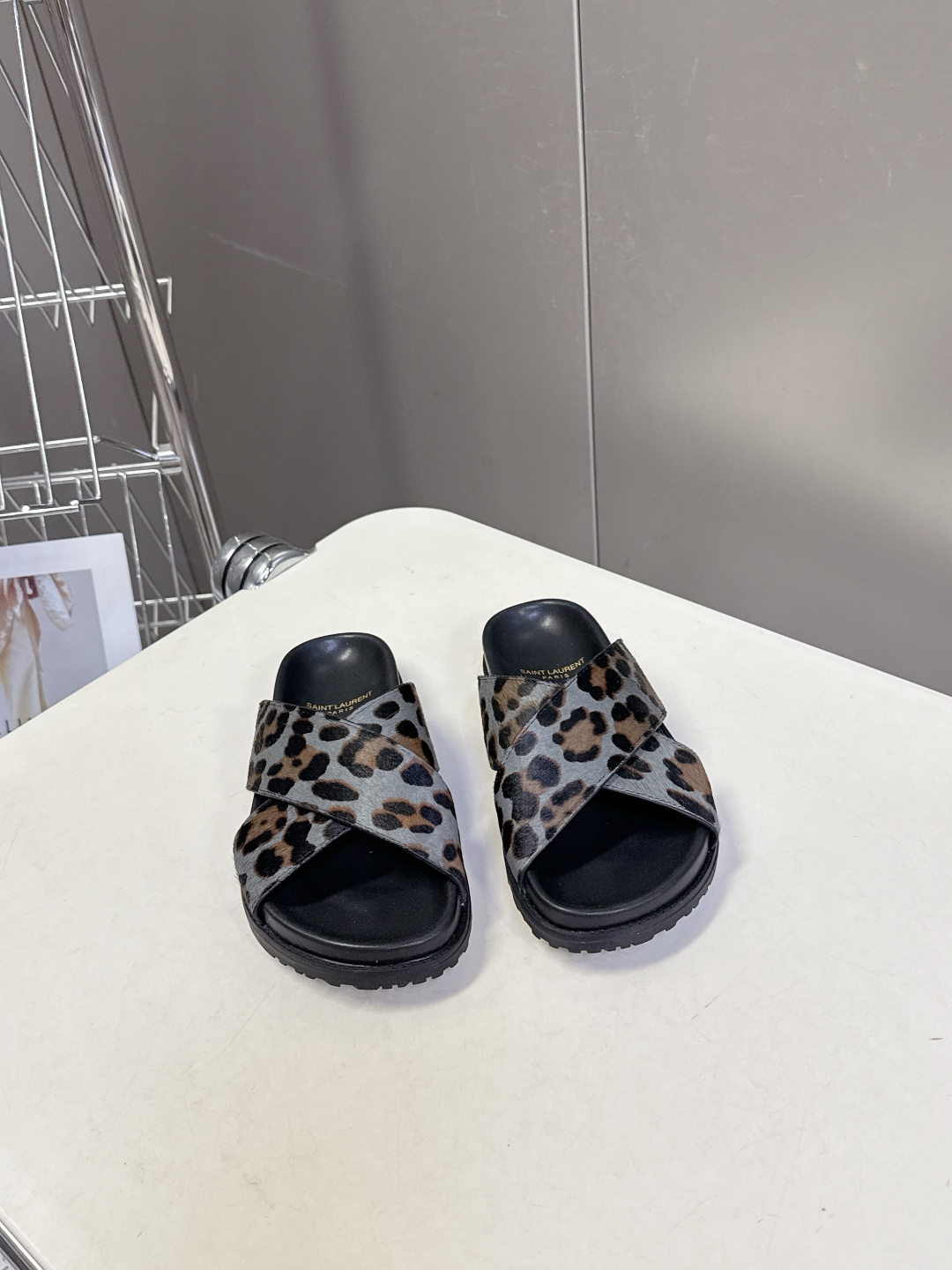 Saint Laurent 圣罗兰YSL最新款凉拖鞋 超多明星网红种草 简约的鞋型搭配大胆的动物纹印花和