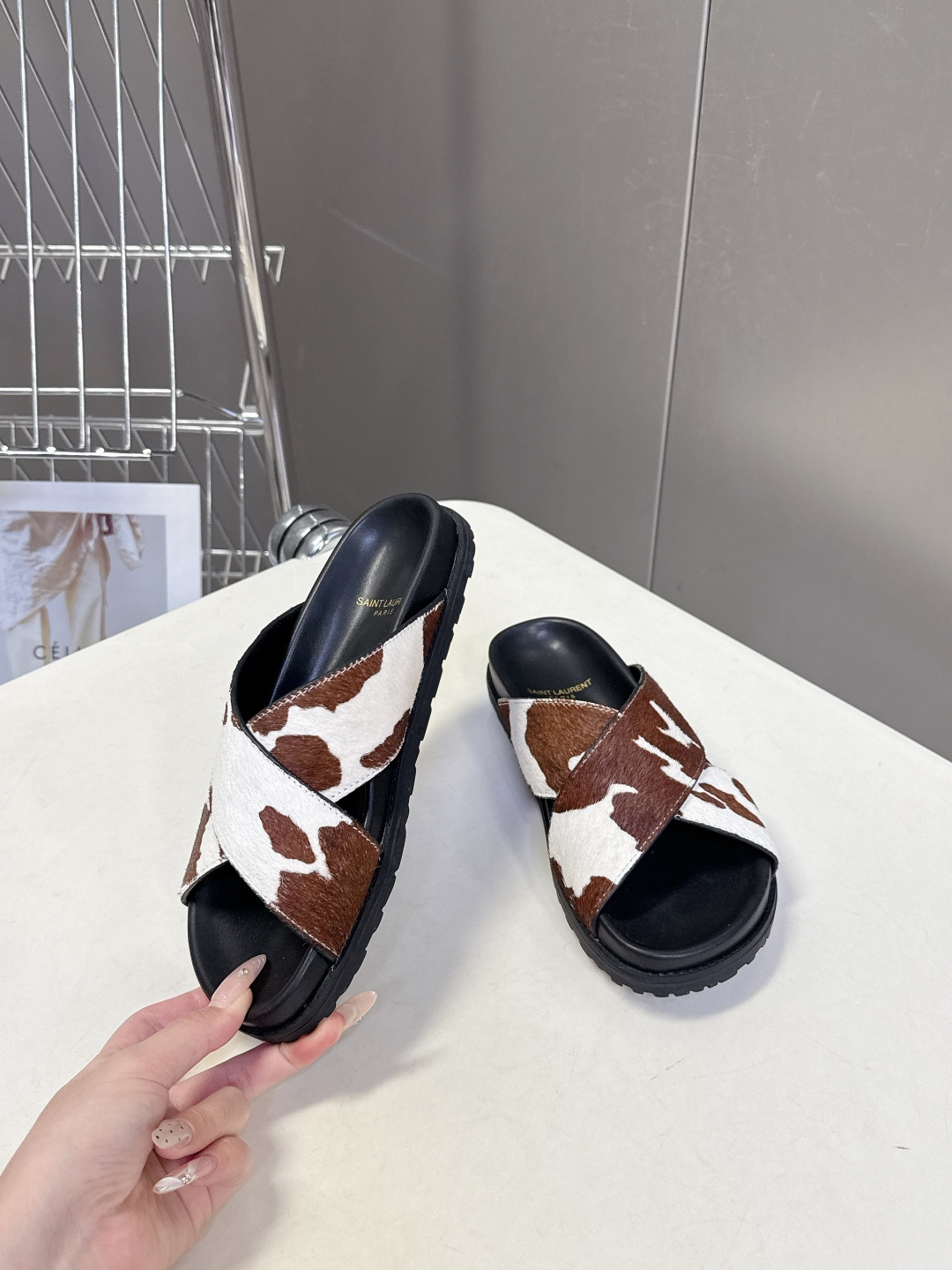 Saint Laurent 圣罗兰YSL最新款凉拖鞋 超多明星网红种草 简约的鞋型搭配大胆的动物纹印花和