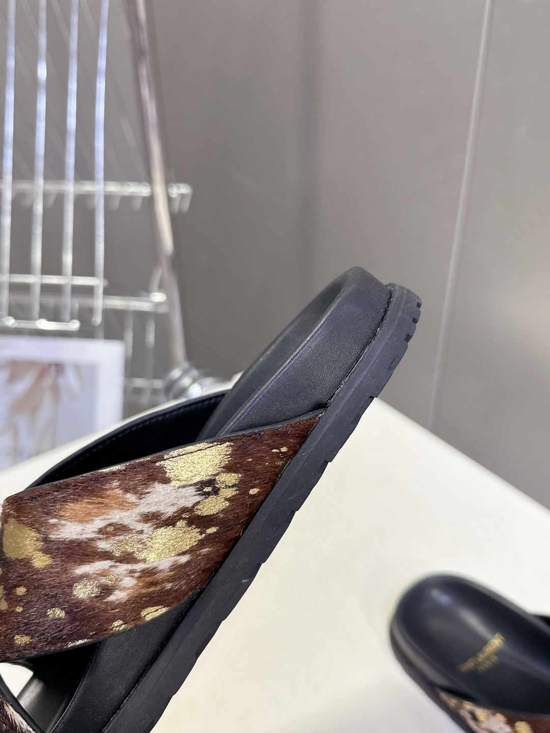 Saint Laurent 圣罗兰YSL最新款凉拖鞋 超多明星网红种草 简约的鞋型搭配大胆的动物纹印花和