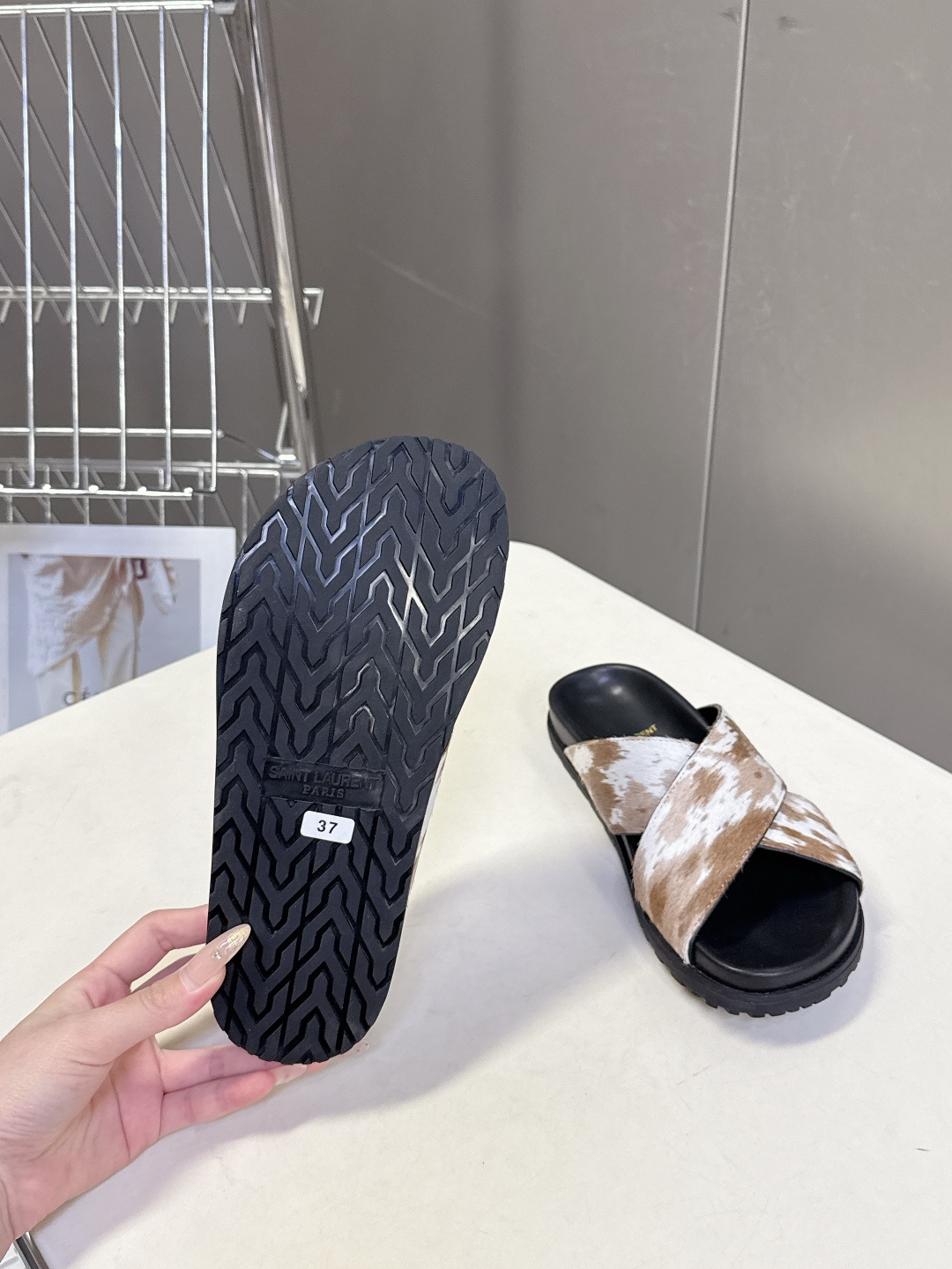 Saint Laurent 圣罗兰YSL最新款凉拖鞋 超多明星网红种草 简约的鞋型搭配大胆的动物纹印花和