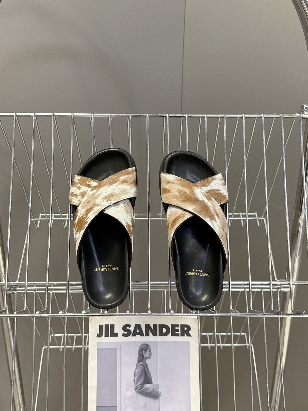 Saint Laurent 圣罗兰YSL最新款凉拖鞋 超多明星网红种草 简约的鞋型搭配大胆的动物纹印花和