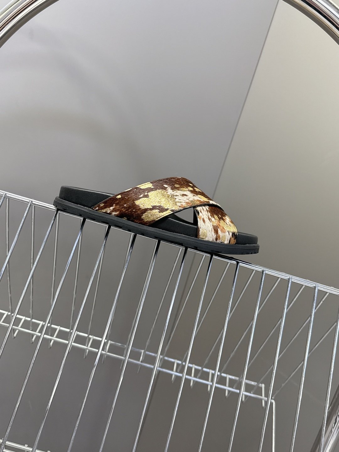 Saint Laurent 圣罗兰YSL最新款凉拖鞋 超多明星网红种草 简约的鞋型搭配大胆的动物纹印花和