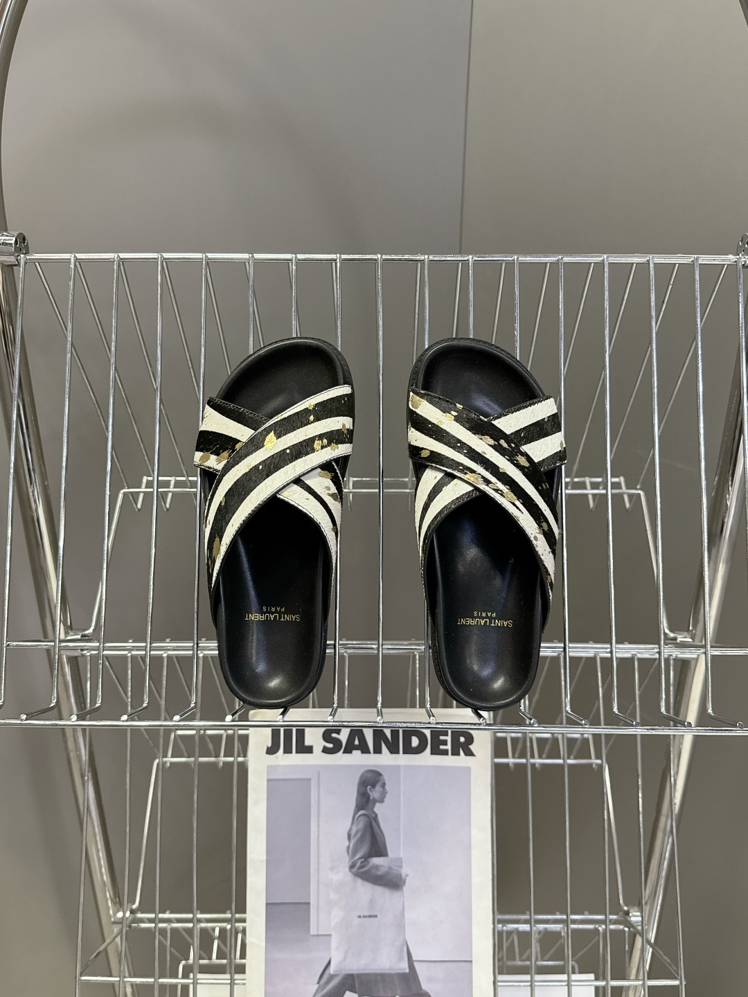 Saint Laurent 圣罗兰YSL最新款凉拖鞋 超多明星网红种草 简约的鞋型搭配大胆的动物纹印花和