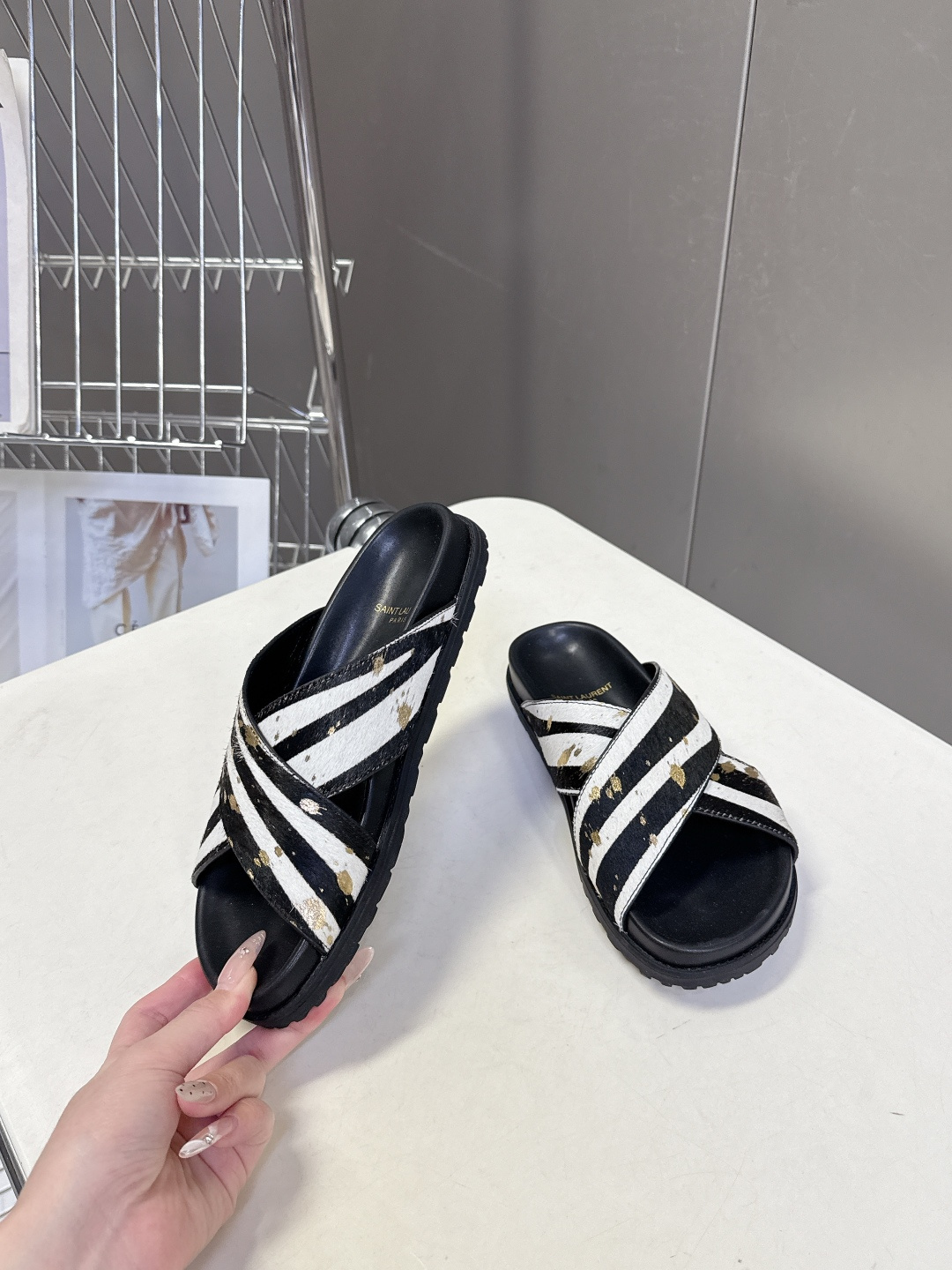 Saint Laurent 圣罗兰YSL最新款凉拖鞋 超多明星网红种草 简约的鞋型搭配大胆的动物纹印花和