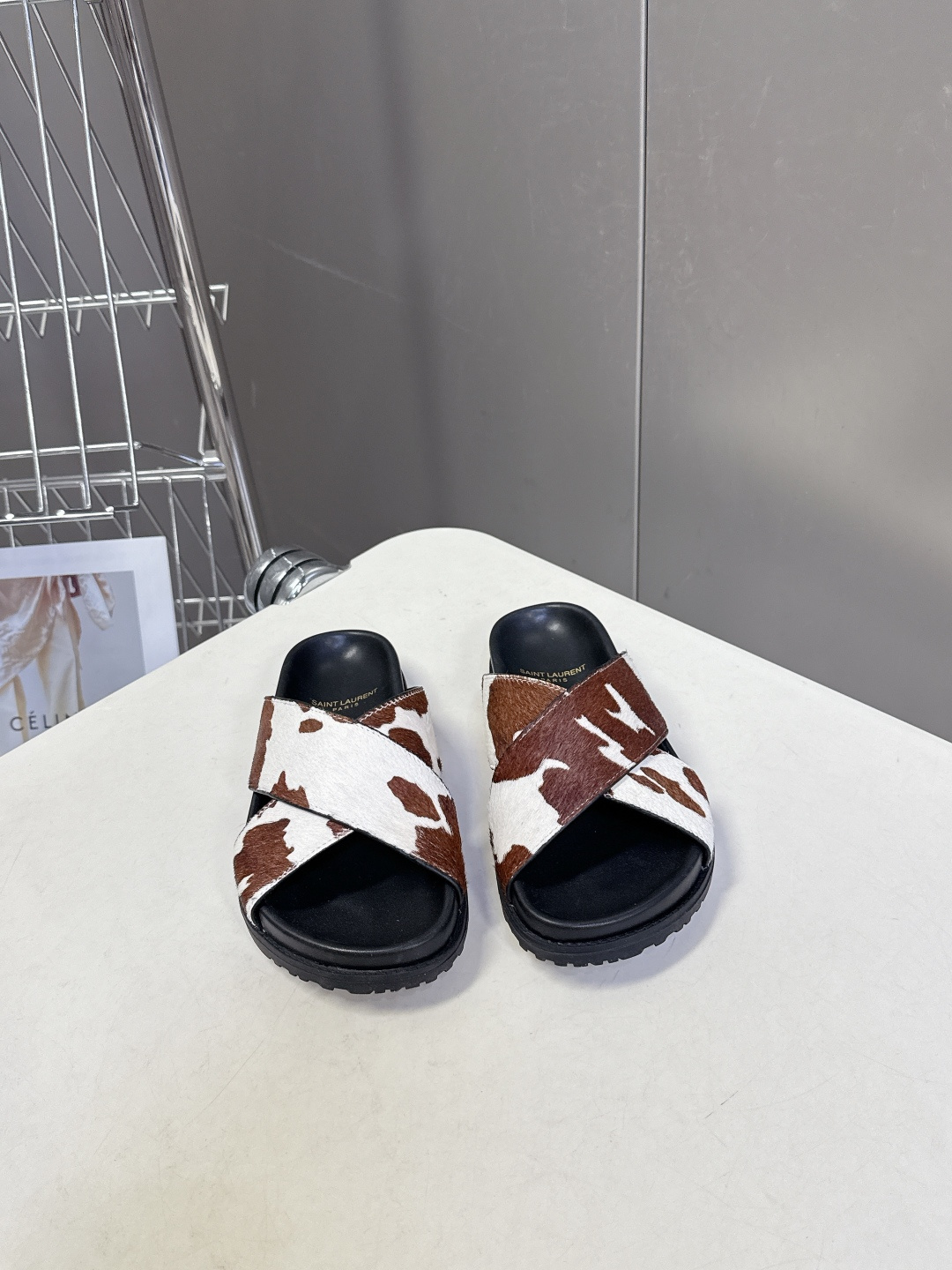 Saint Laurent 圣罗兰YSL最新款凉拖鞋 超多明星网红种草 简约的鞋型搭配大胆的动物纹印花和