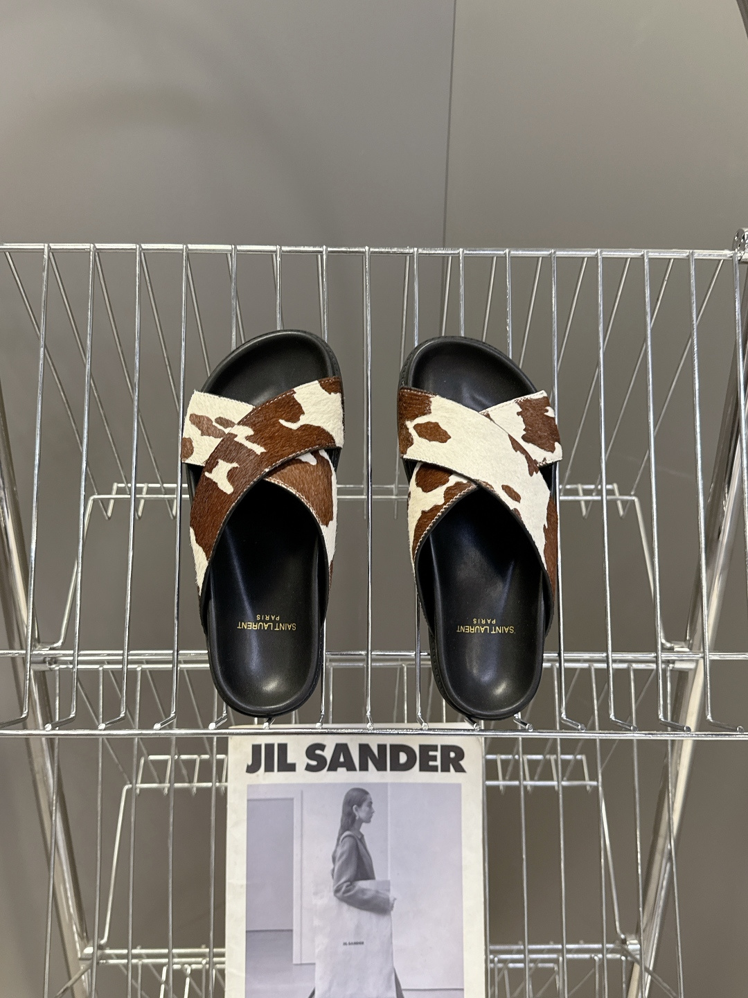 Saint Laurent 圣罗兰YSL最新款凉拖鞋 超多明星网红种草 简约的鞋型搭配大胆的动物纹印花和