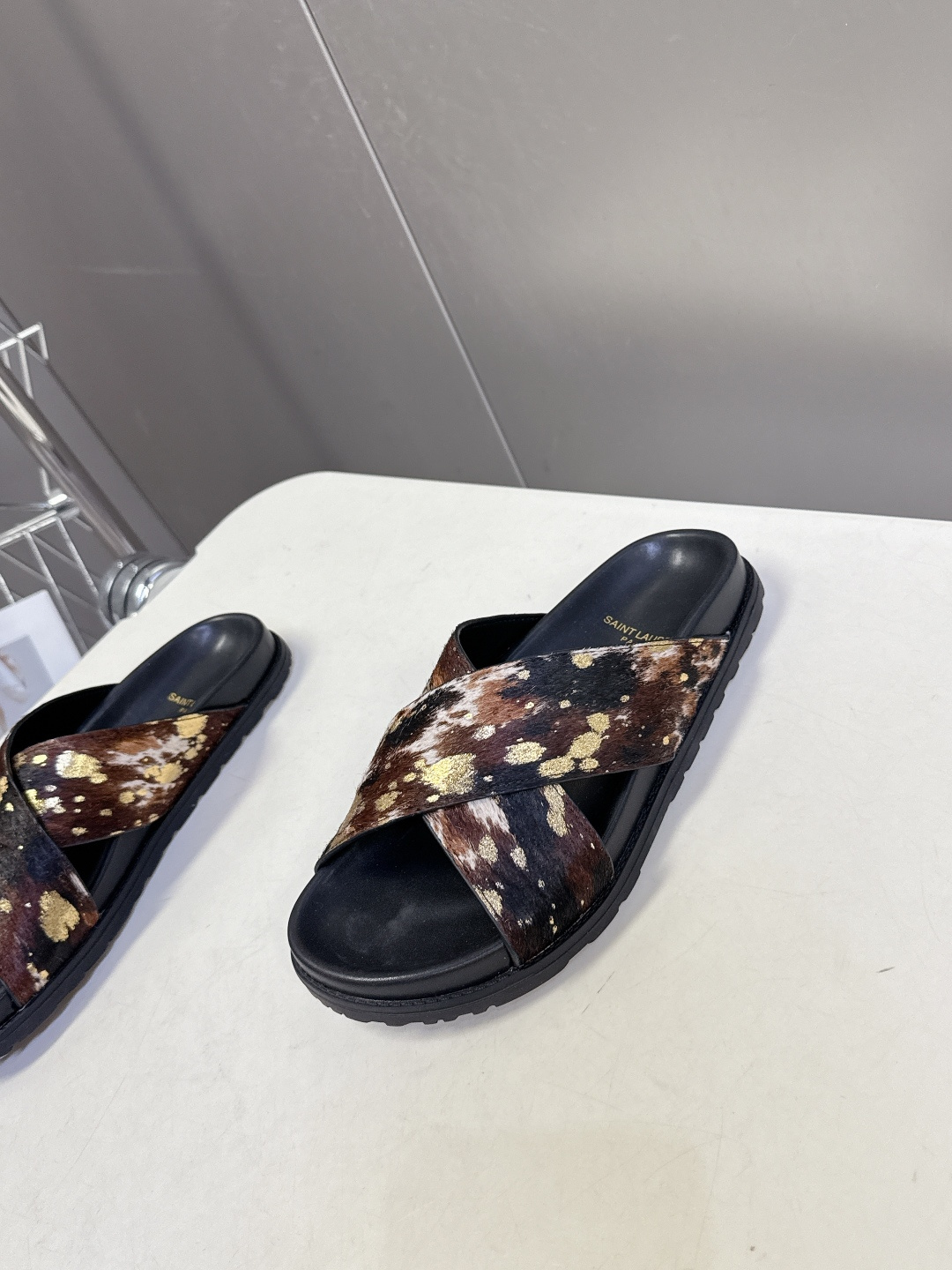 Saint Laurent 圣罗兰YSL最新款凉拖鞋 超多明星网红种草 简约的鞋型搭配大胆的动物纹印花和