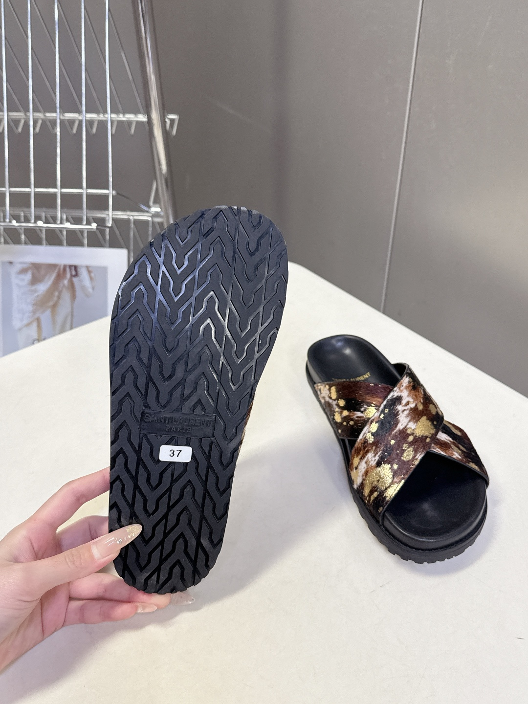 Saint Laurent 圣罗兰YSL最新款凉拖鞋 超多明星网红种草 简约的鞋型搭配大胆的动物纹印花和