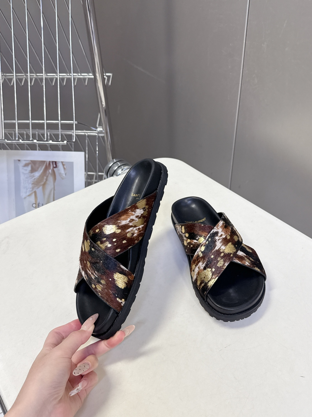 Saint Laurent 圣罗兰YSL最新款凉拖鞋 超多明星网红种草 简约的鞋型搭配大胆的动物纹印花和